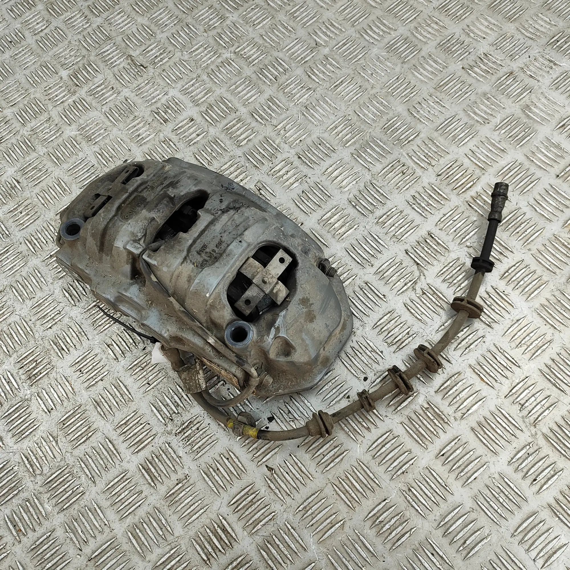 Porsche Macan Front Left Brake Caliper Front left brake caliper — PORSCHE MACAN (95B) ...