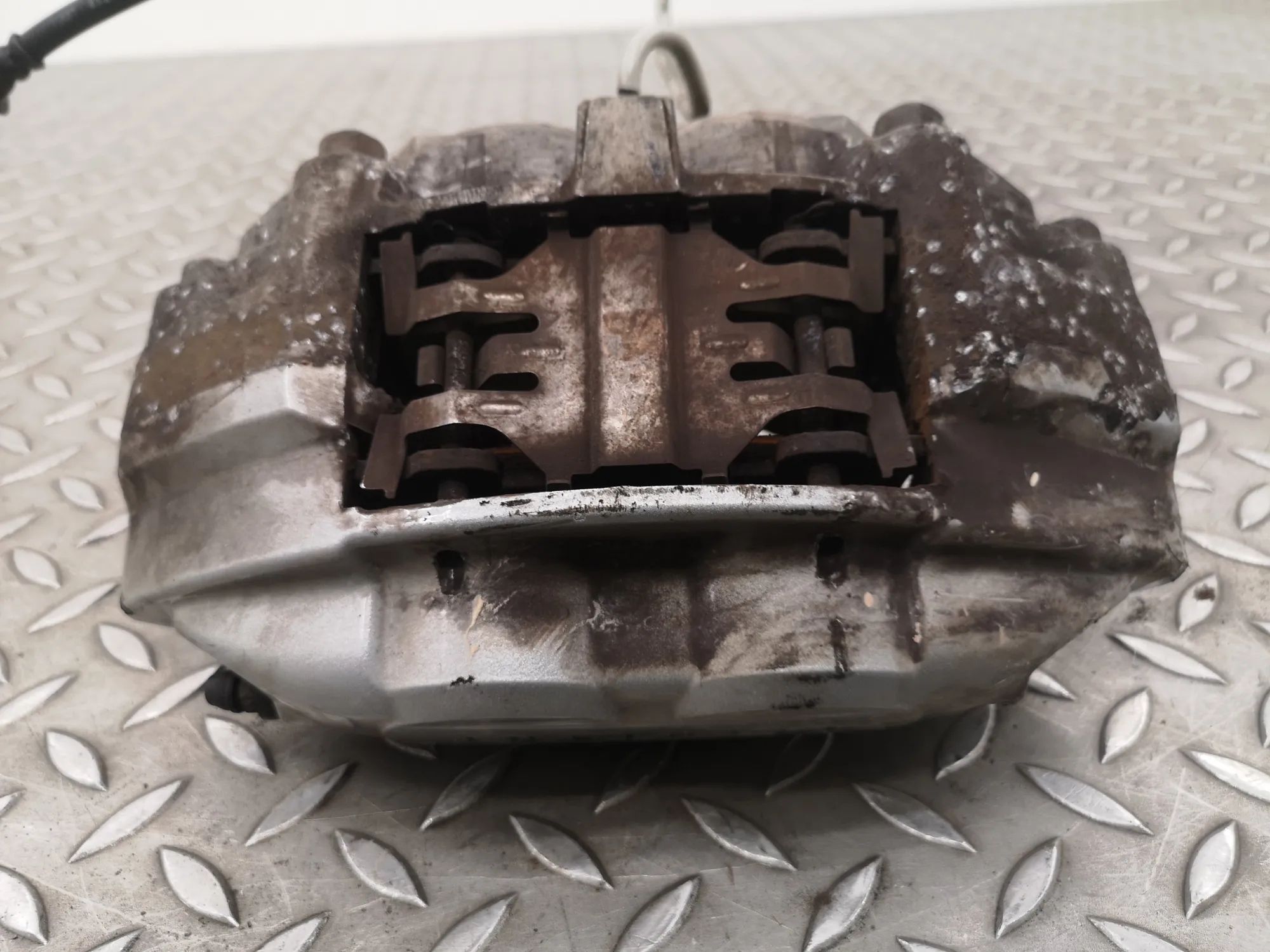 Infiniti Q50 Brake caliper — front right Brake caliper — front right — INFINITI Q50 (201...