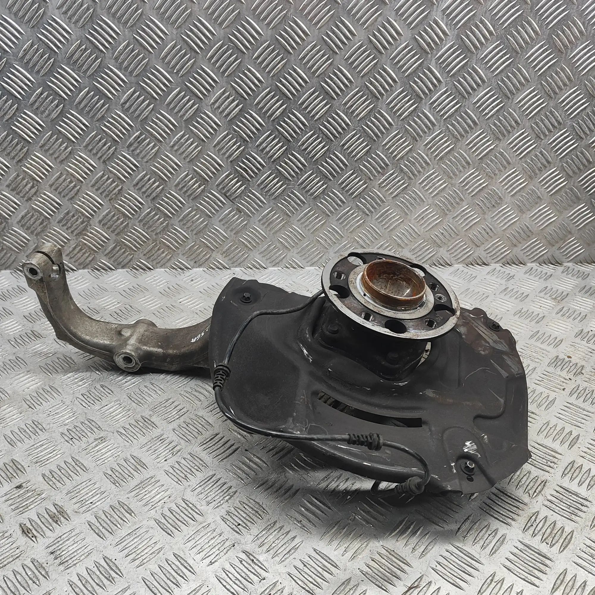 Mercedes-Benz A (W176) Front Left Wheel Hub Front Left Wheel Hub — MERCEDES BENZ S-CLASS (W...