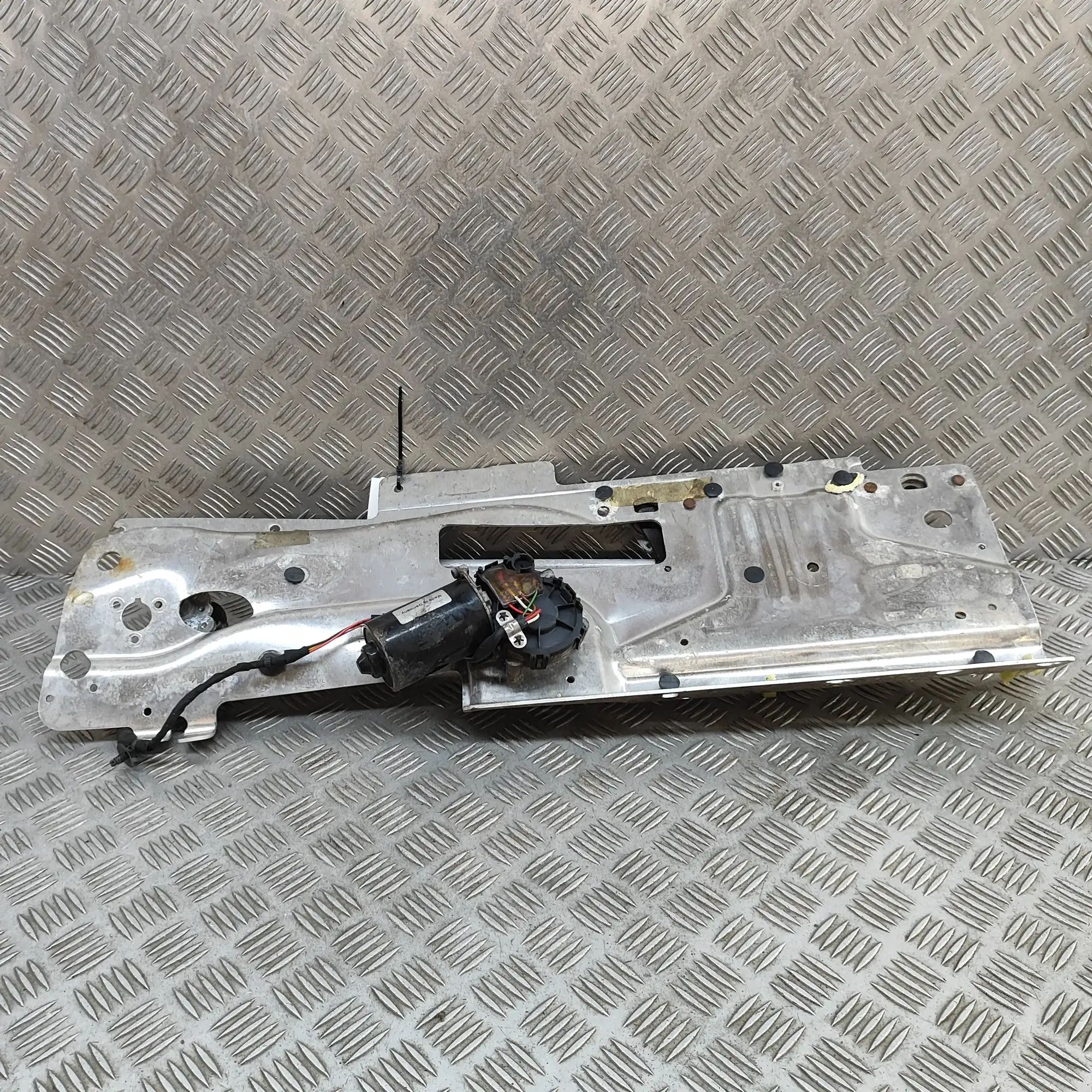 Front Windshield Wiper Mechanism Brand/Model: ASTON MARTIN VANTAGE
Year: 2006
En...