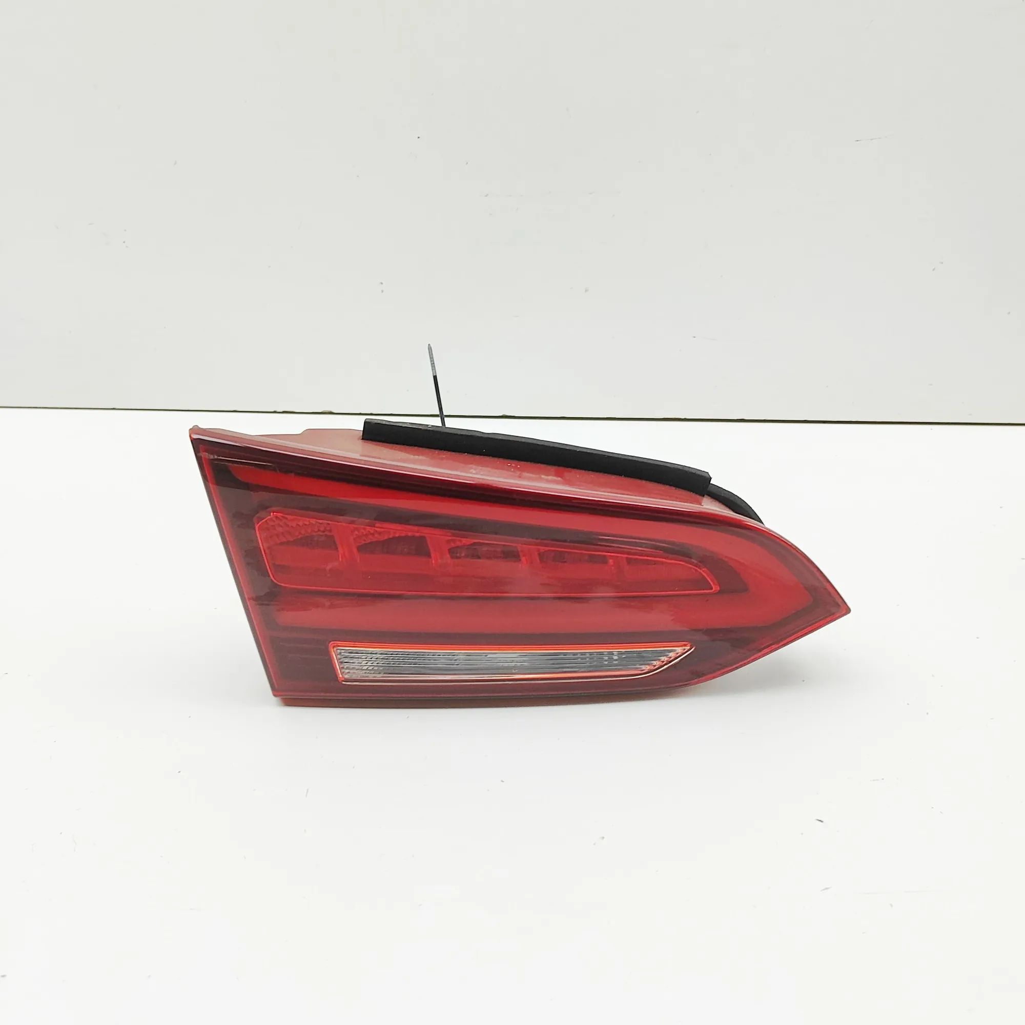 Hyundai Santa Fe Left Side Tailgate Tail Light Left Side Tailgate Tail Light — HYUNDAI SANTA F...