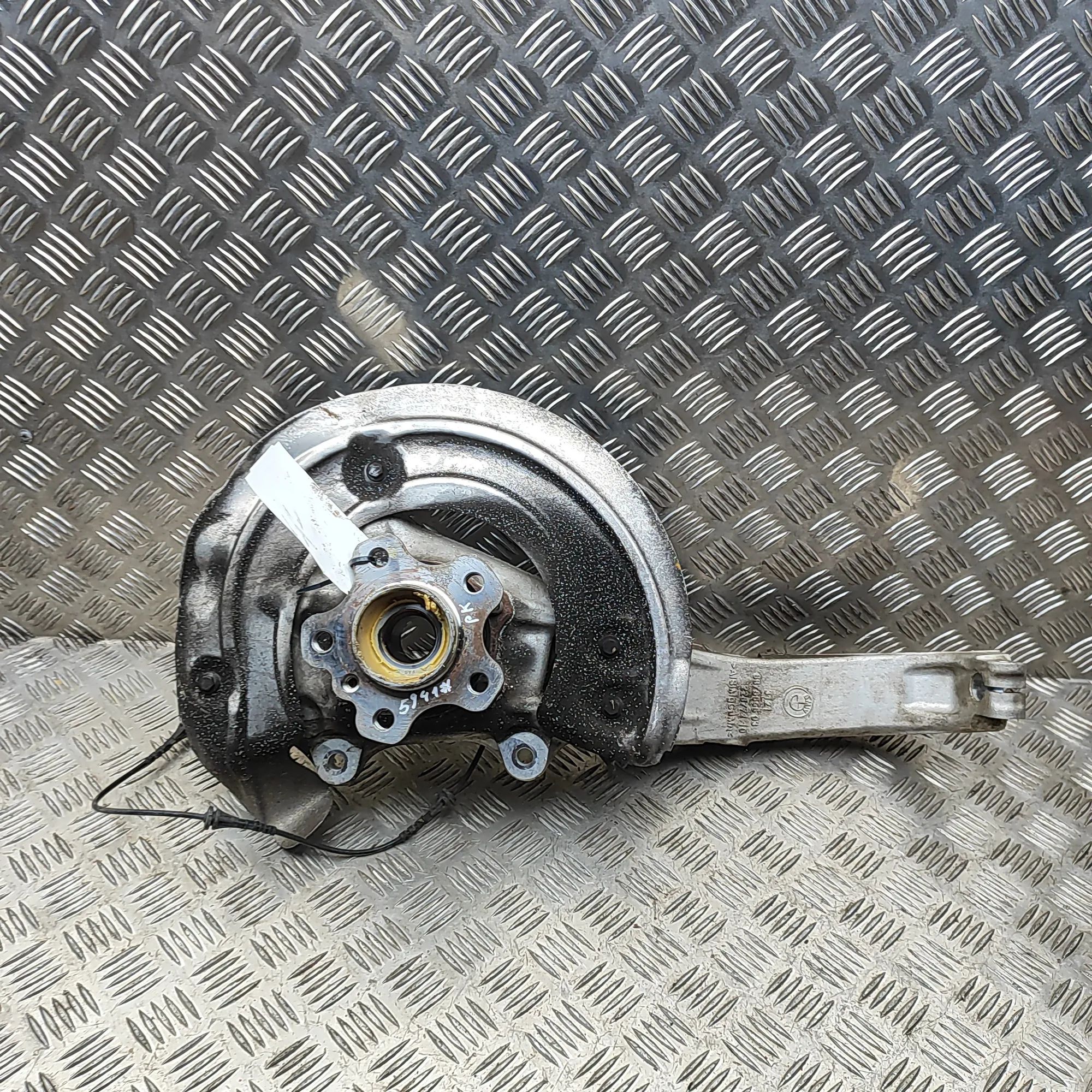 BMW X5 (G05) Front Left Wheel Hub Front Left Wheel Hub — BMW X5 (G05, F95) (2018-...