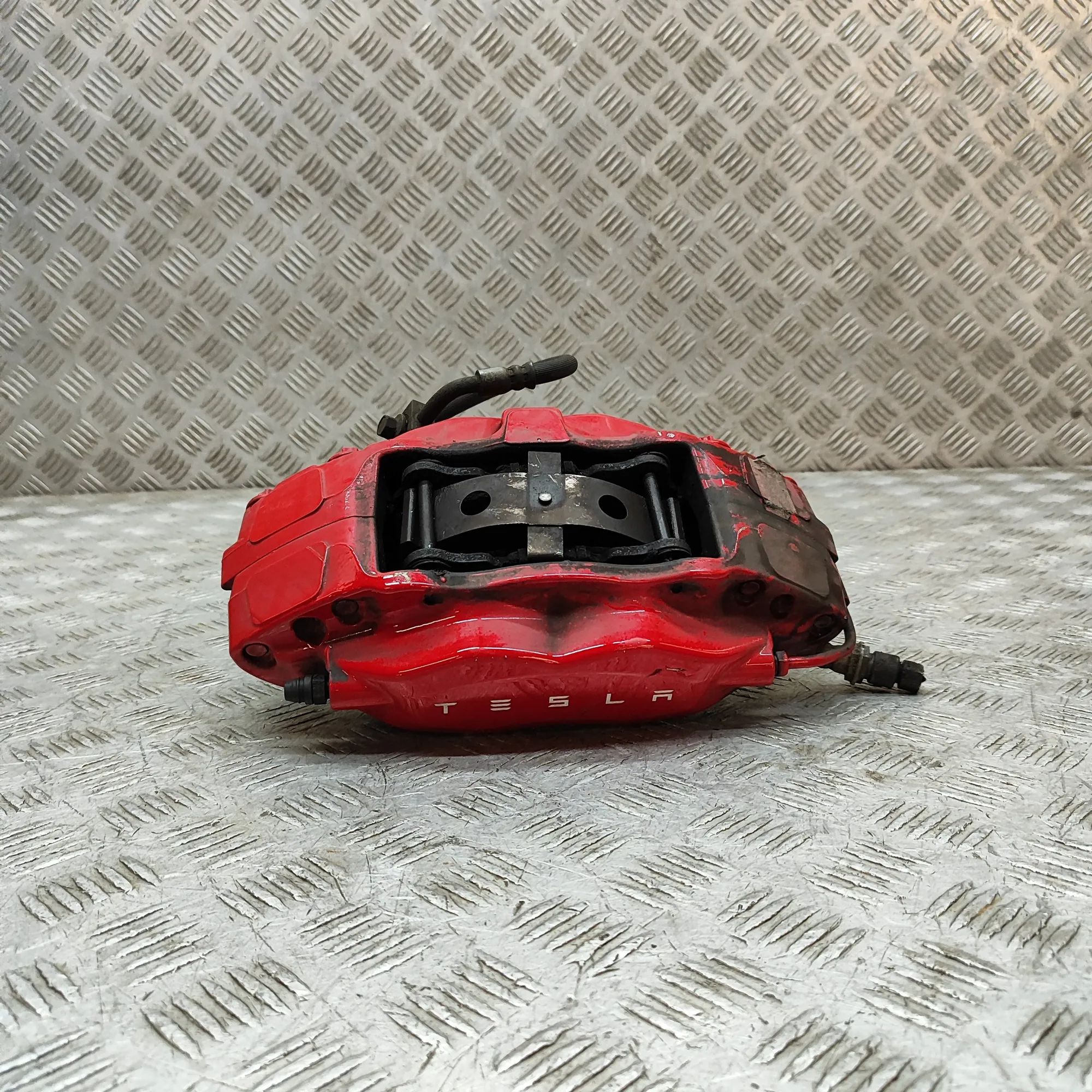 Tesla Model S Front Left Brake Caliper Front left brake caliper — TESLA MODEL S (5YJS)...