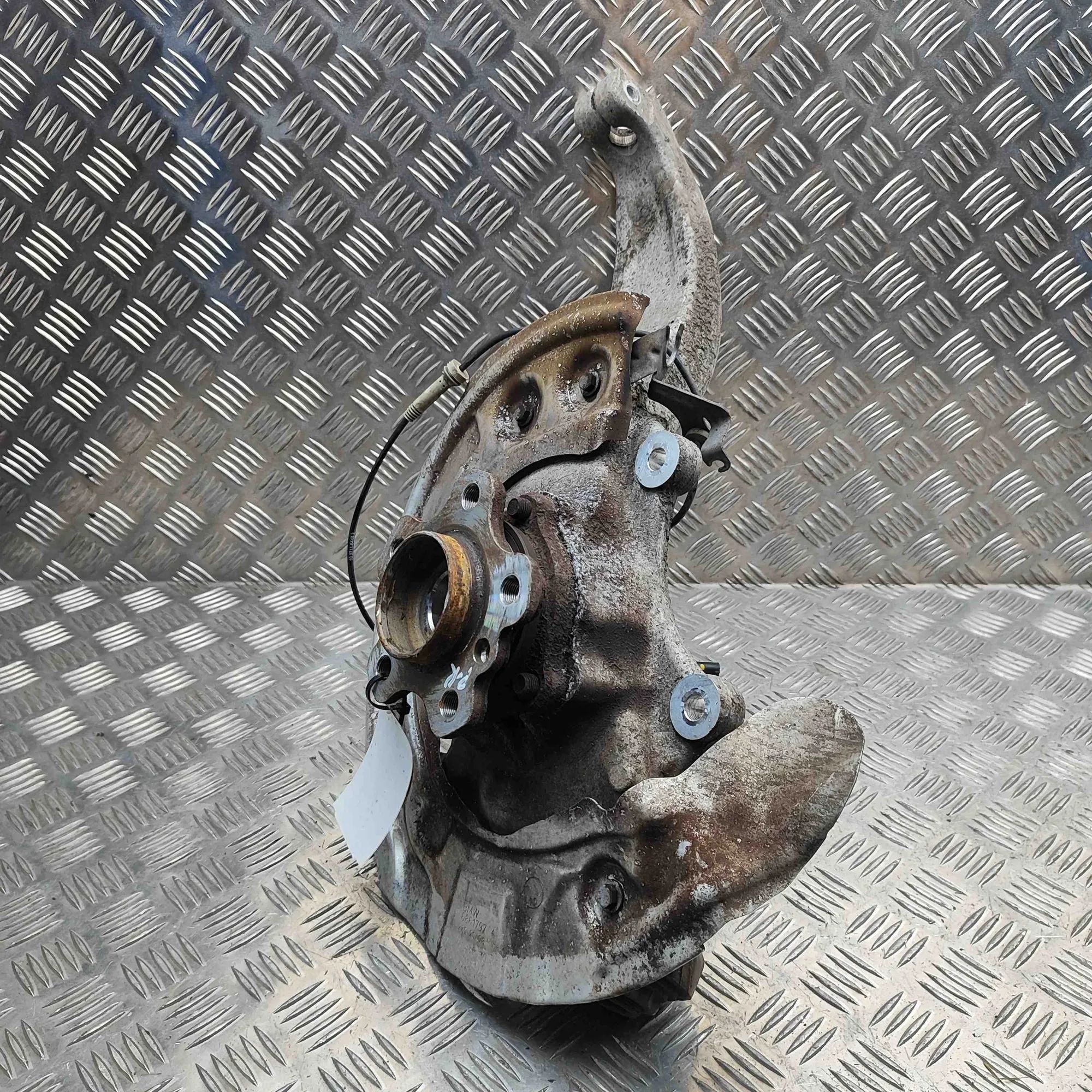BMW 5 (G30 / G31) Front Left Wheel Hub Front Left Wheel Hub — BMW 5 SERIES (G30, G31) ...