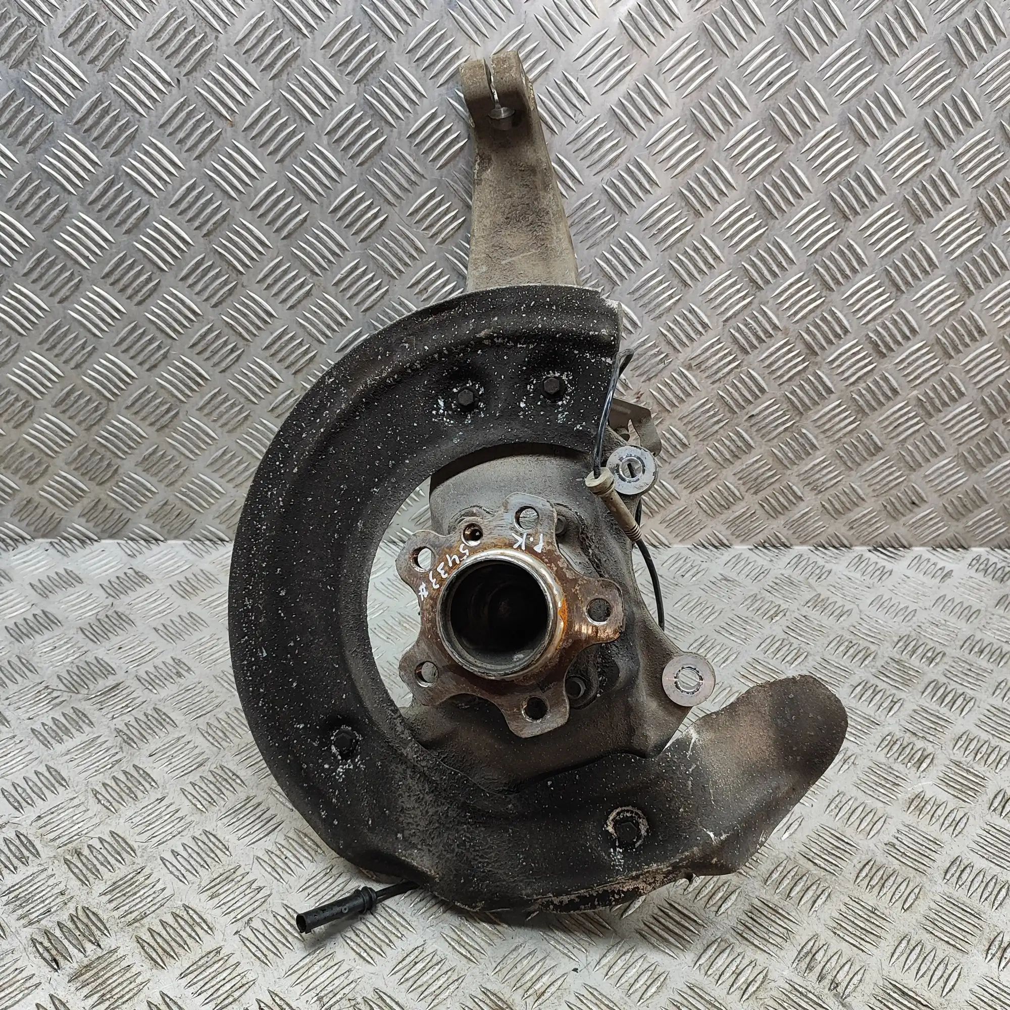 BMW 8 (G15) Front Left Wheel Hub Front Left Wheel Hub — BMW 8 SERIES (G14, G15, ...