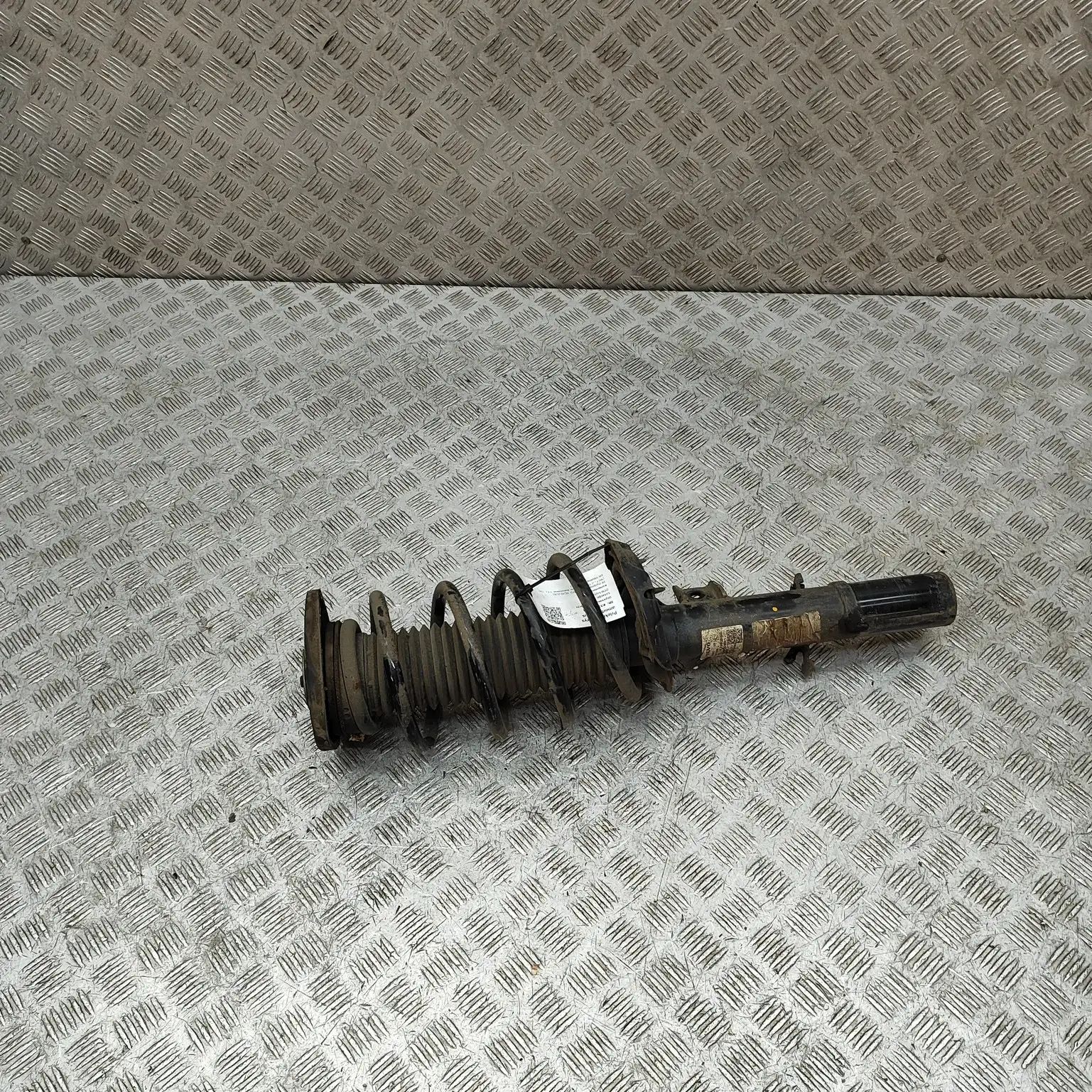 Volvo XC40 / EX40 Shock absorber — front left Shock absorber — front left — VOLVO XC40 (2018-...