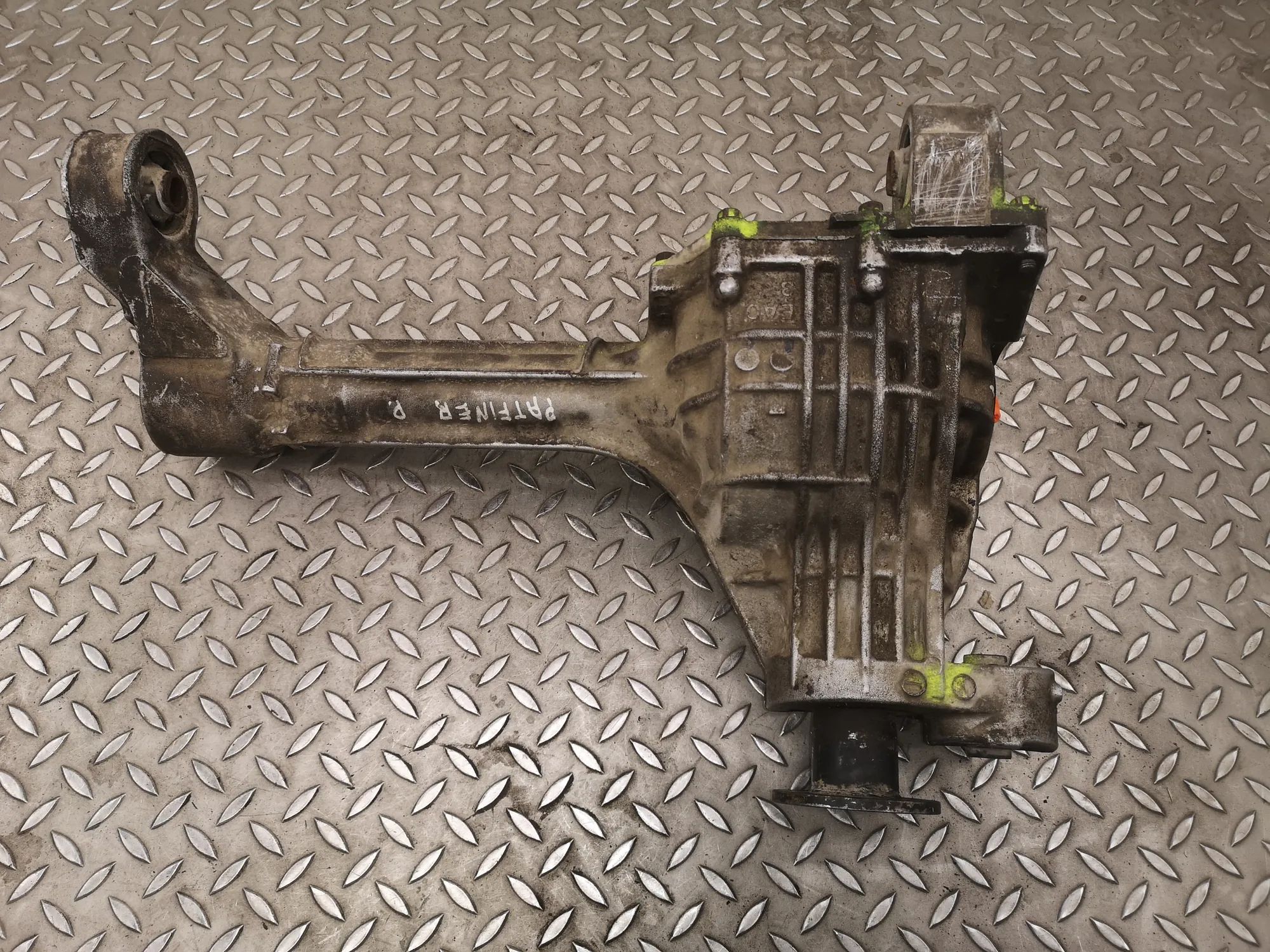 Nissan Pathfinder (R51) etutasauspyörästö Front differential — NISSAN PATHFINDER (R51) (2...