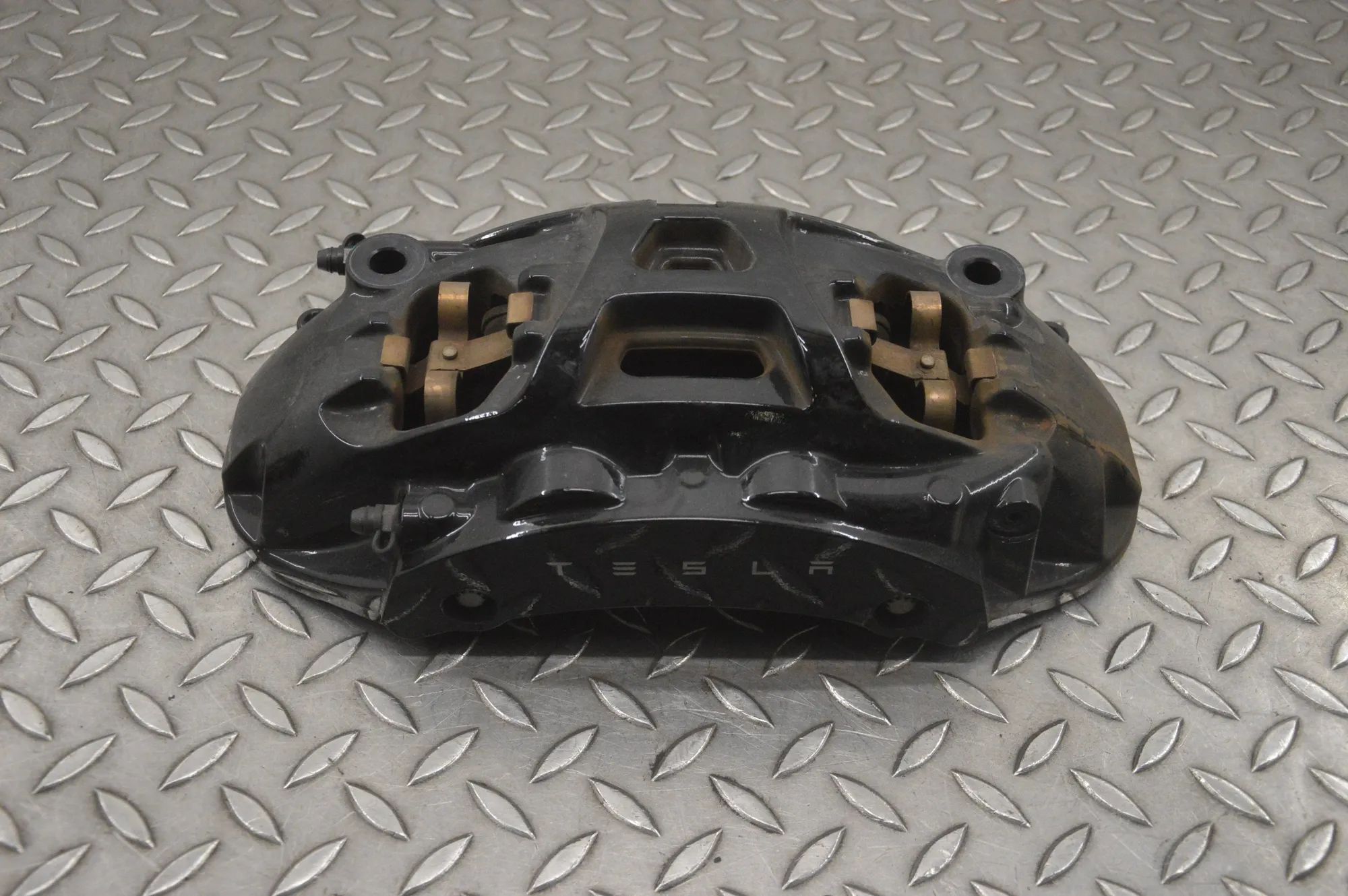 Tesla Model S Front Left Brake Caliper Front left brake caliper — TESLA MODEL S (5YJS)...