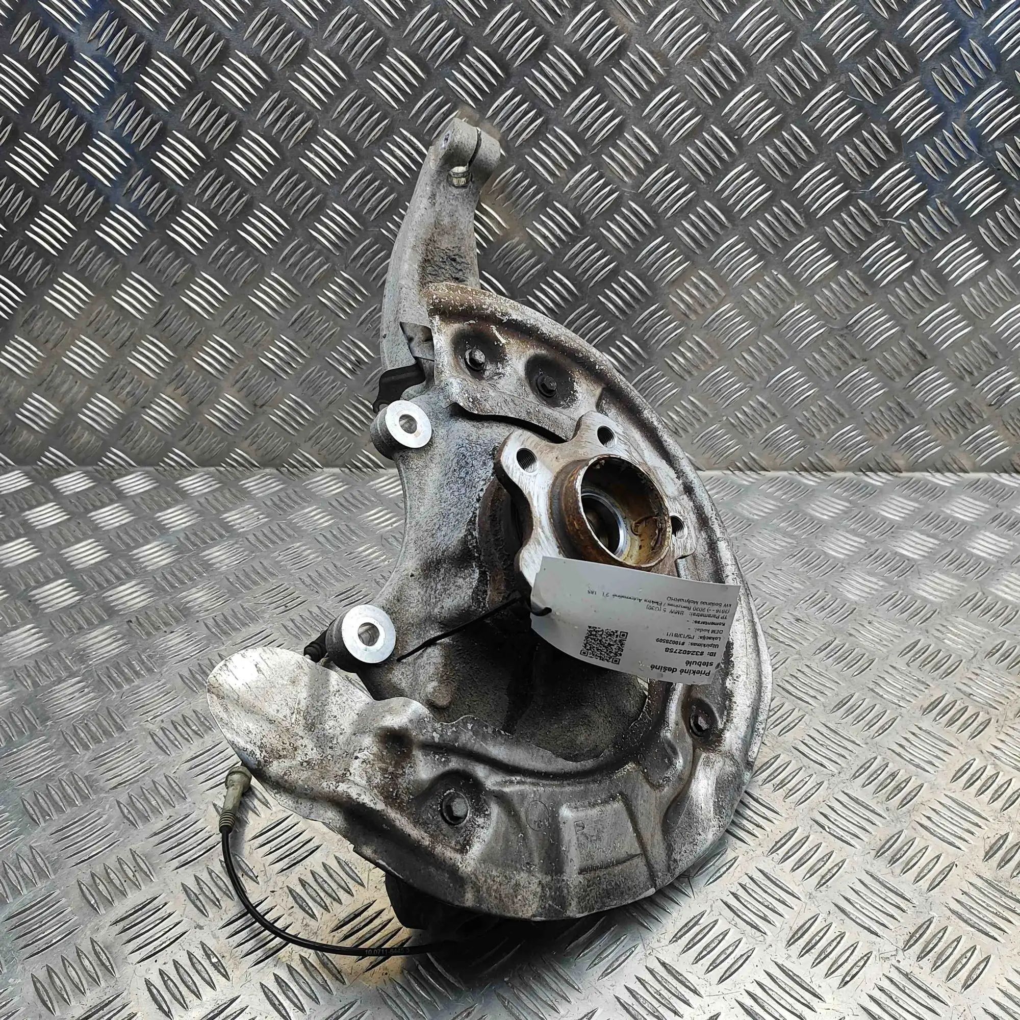 BMW 5 (G30 / G31) Front Right Wheel Hub Front Right Wheel Hub — BMW 5 SERIES (G30, G31)...