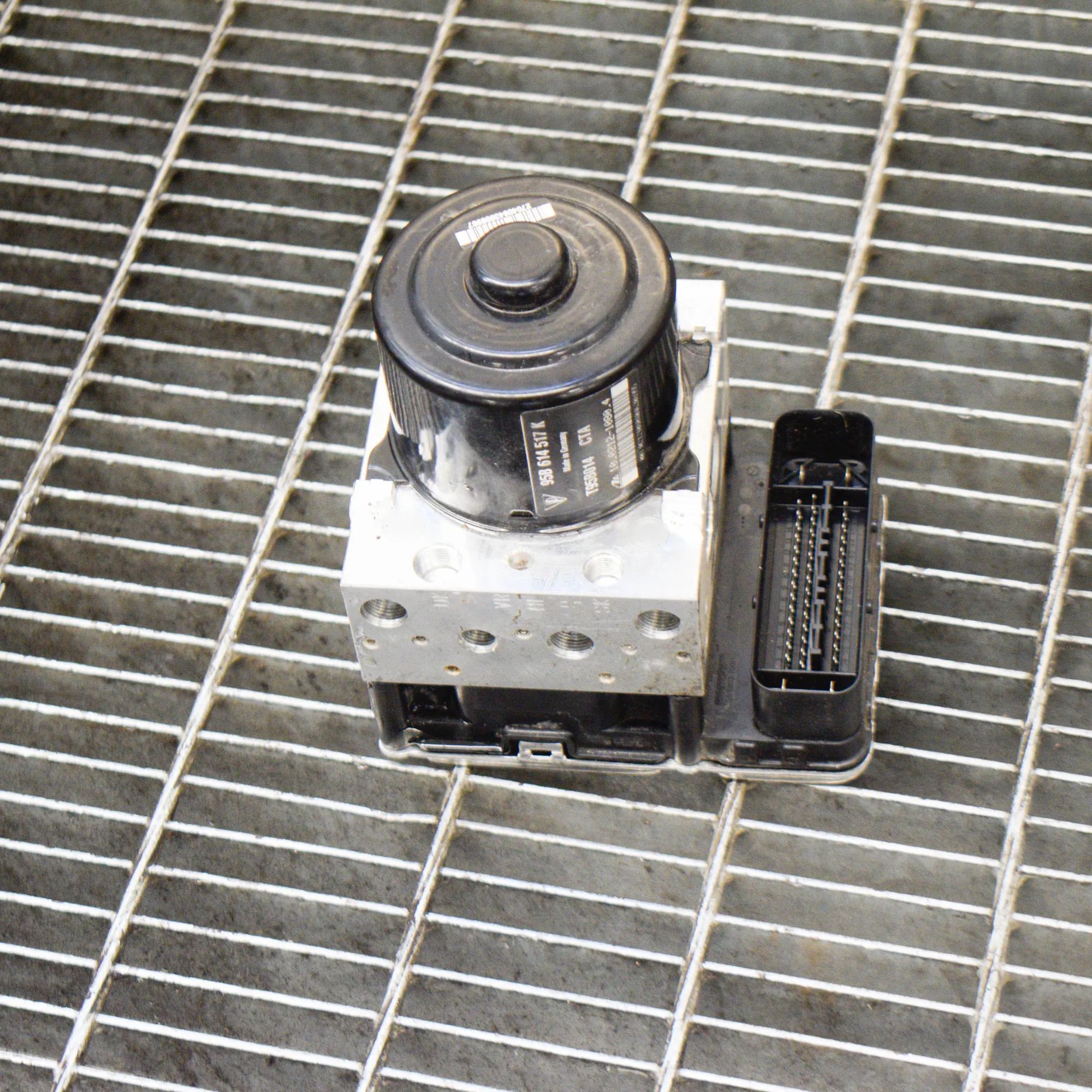 Porsche Macan ABS hydraulic pump ABS Pump — PORSCHE MACAN (95B) (2014-2024) — 95...