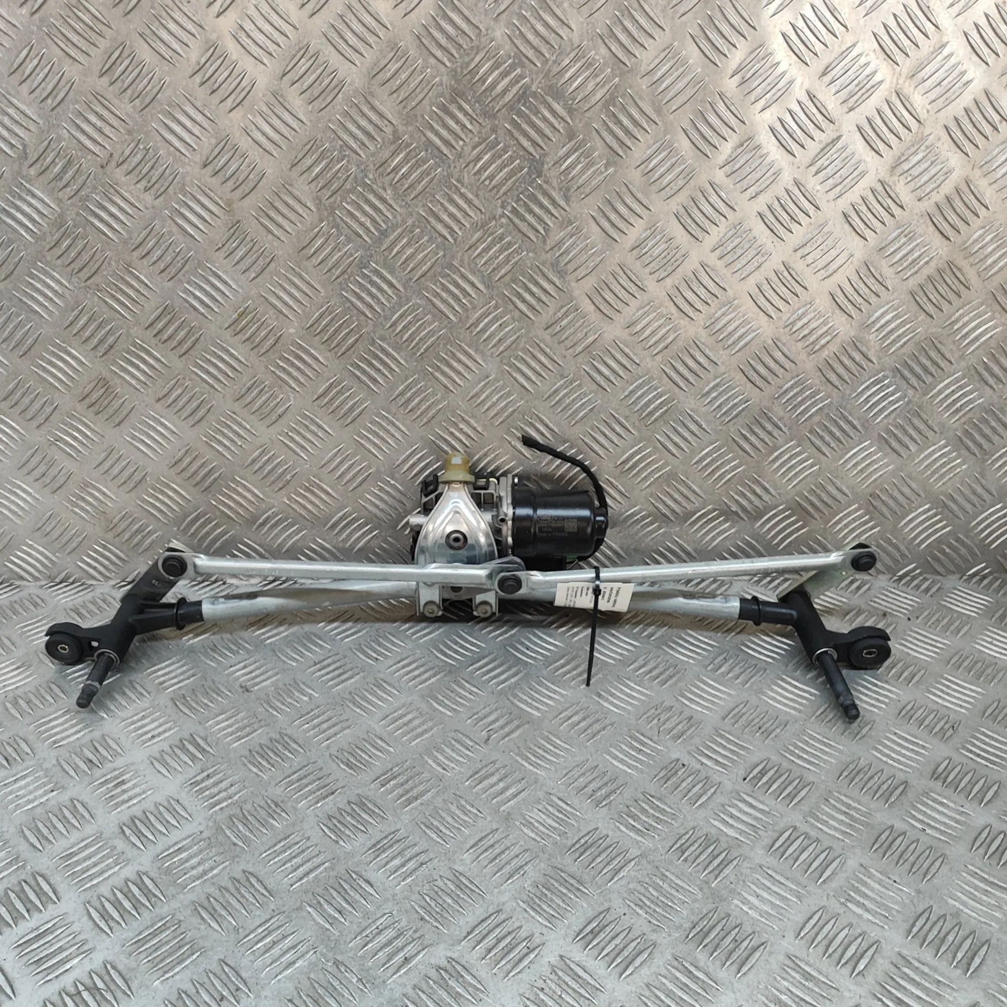 Land Rover Range Rover Sport (L461) Front Windshield Wiper Mechanism Front Windshield Wiper Mechanism — LAND ROVER R...