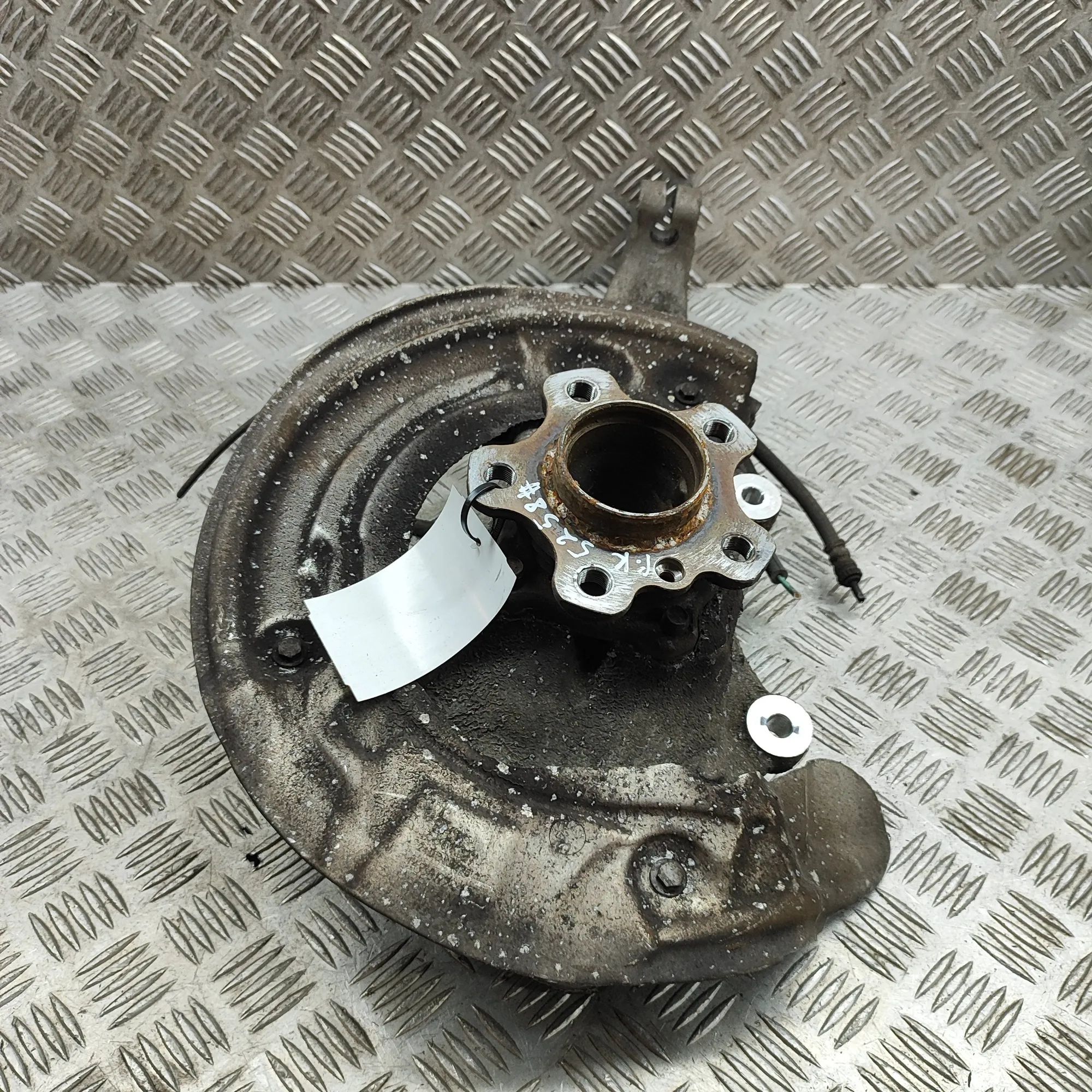 BMW 5 (G30 / G31) Front Left Wheel Hub Front Left Wheel Hub — BMW 5 SERIES (G30, G31) ...