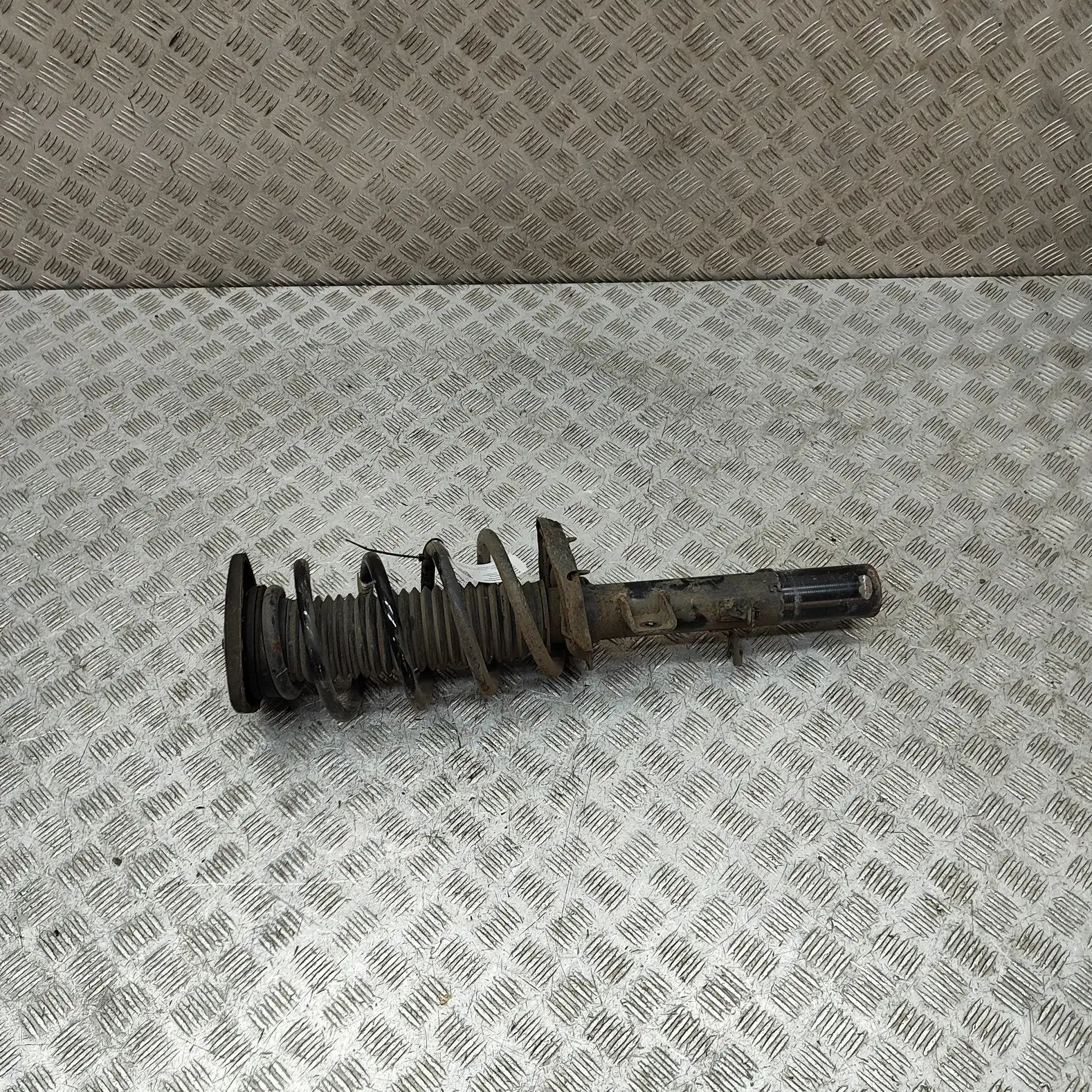 Volvo XC40 / EX40 Shock absorber — front right Shock absorber — front right — VOLVO XC40 (2018...