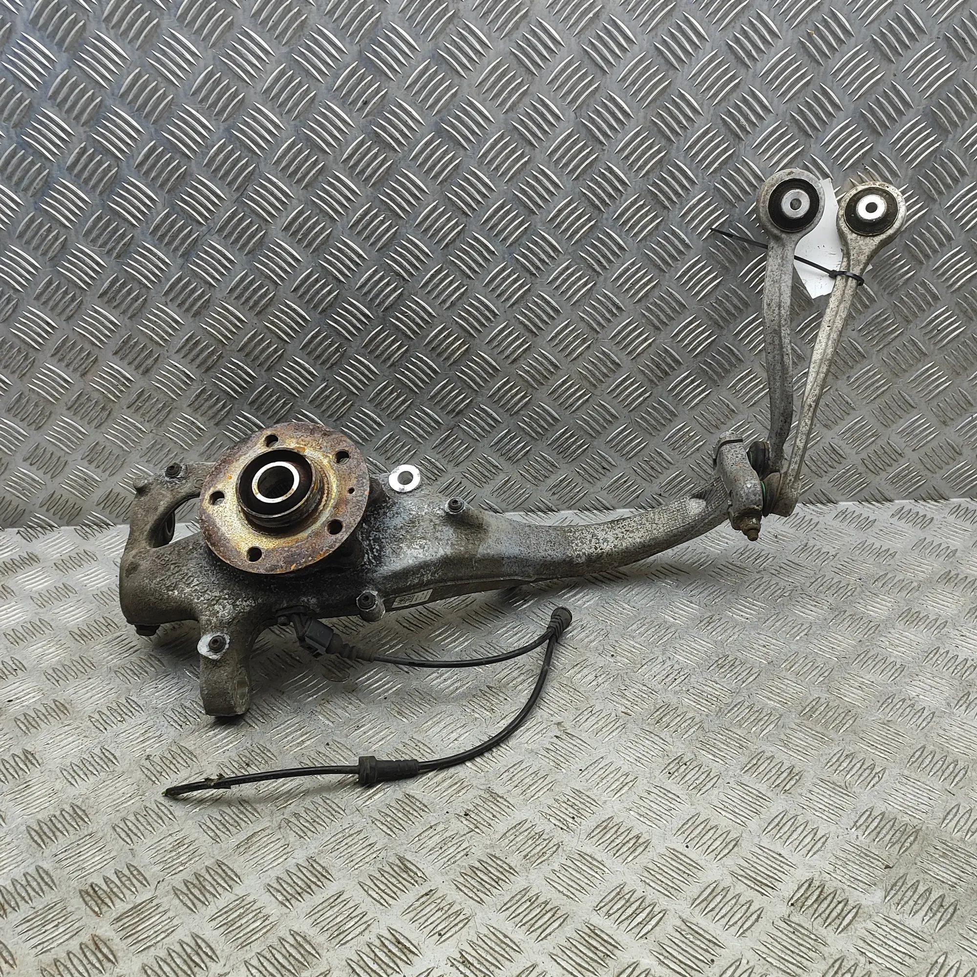 Audi A6 (C7) Front Right Wheel Hub Front Right Wheel Hub — AUDI A6 (C7, 4G) (2010-...
