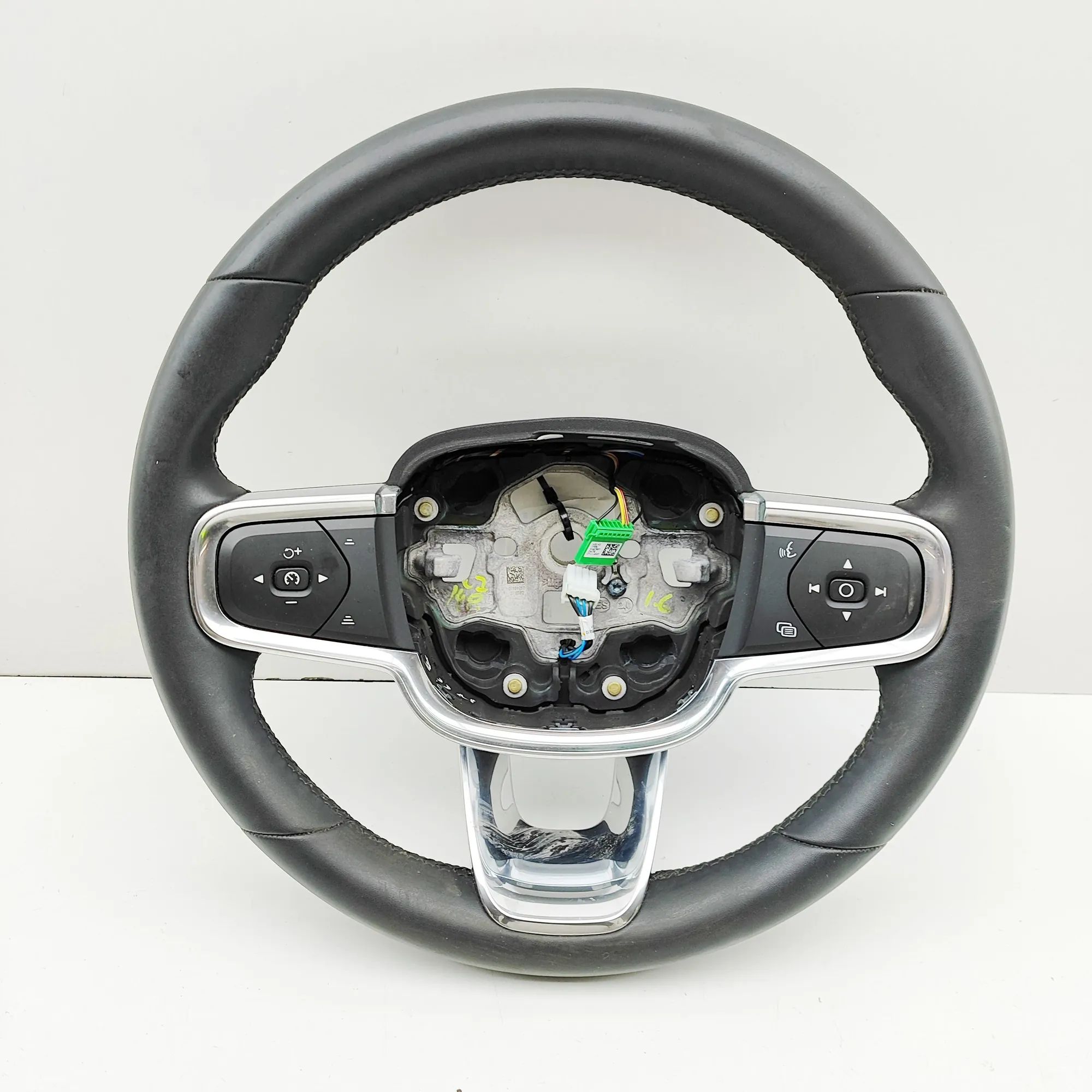 Volvo XC40 / EX40 steering wheel Steering Wheel — VOLVO XC40 (2018-2024) — P3236...