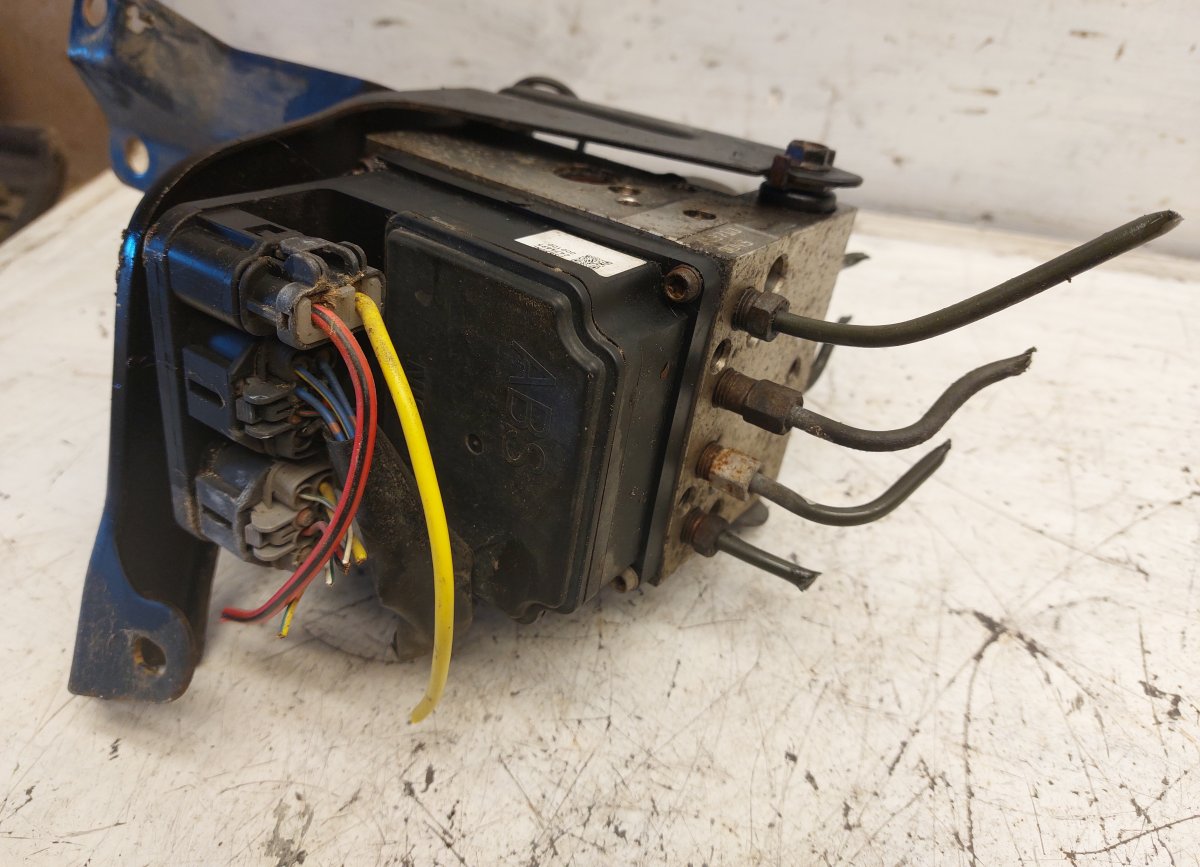 Nissan X-Trail ABS hydraulic unit / pump ABS hydraulic unit / pump — NISSAN X-TRAIL I (T...