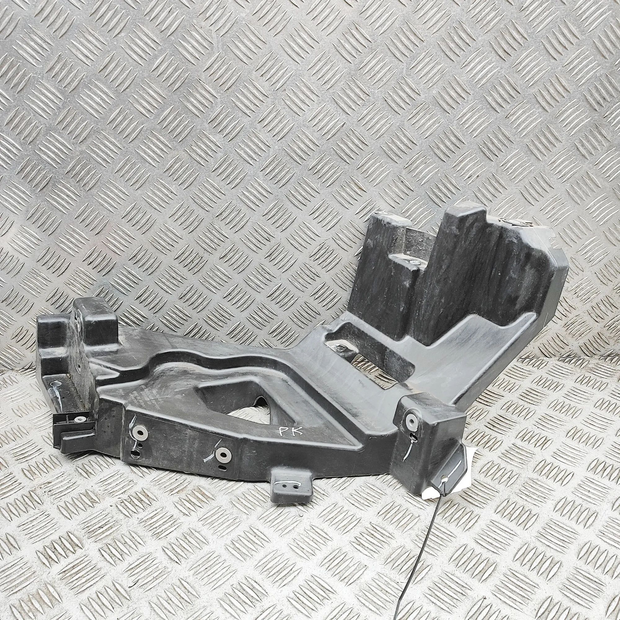 Tesla Model X Left Headlight Bracket Left Headlight Bracket — TESLA MODEL X (5YJX) (...