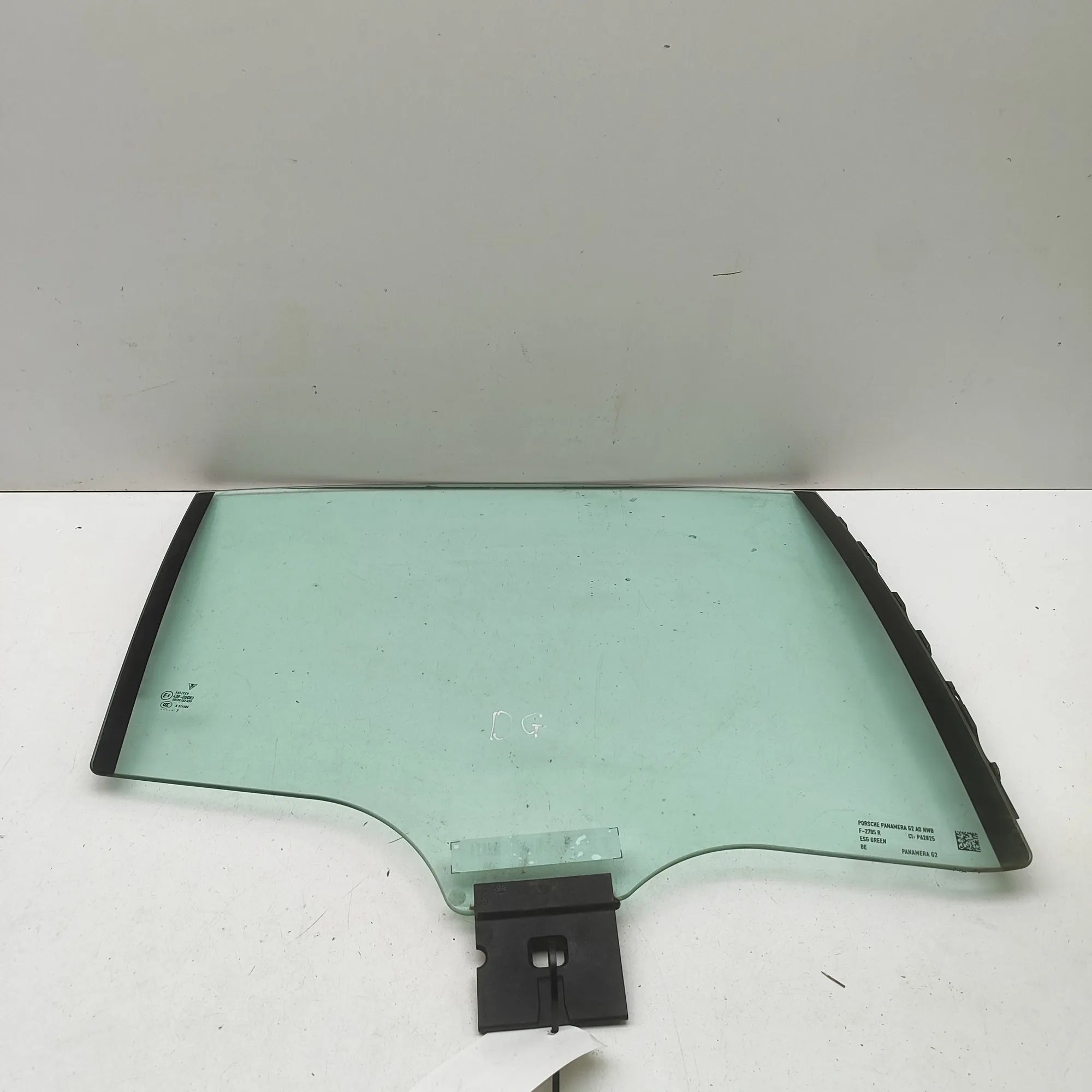 Porsche Panamera Right rear door window
