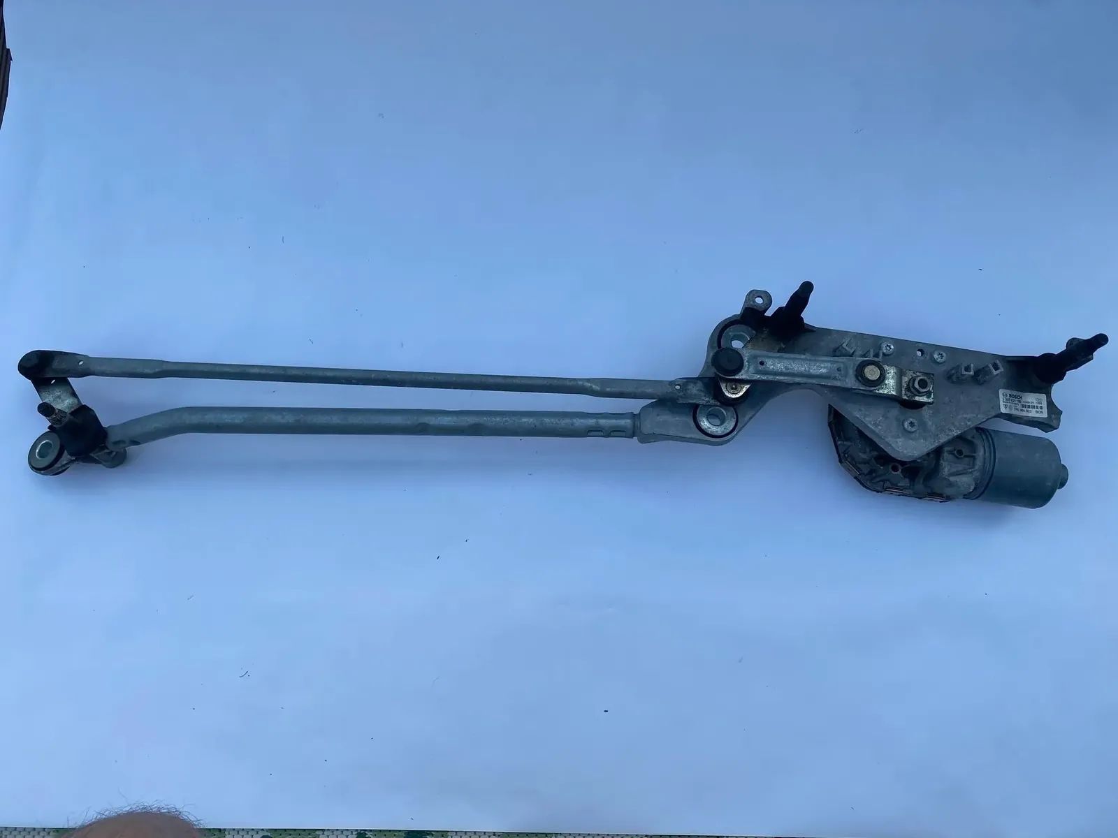 Volkswagen Touareg Front Windshield Wiper Mechanism Front Windshield Wiper Mechanism — VW TOUAREG (...