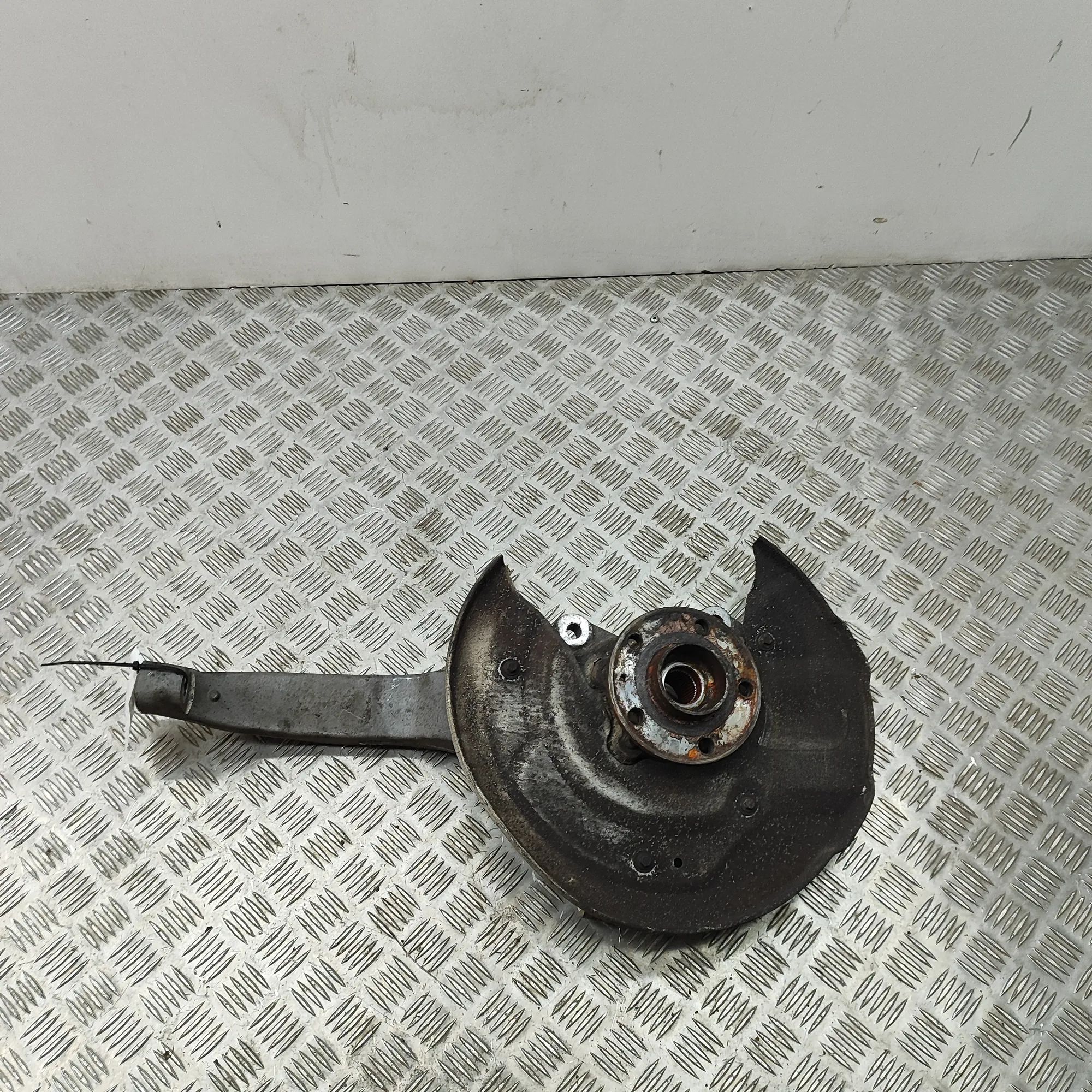 Volvo XC90 Front Right Wheel Hub Front Right Wheel Hub — VOLVO XC90 (II) (2014-P...