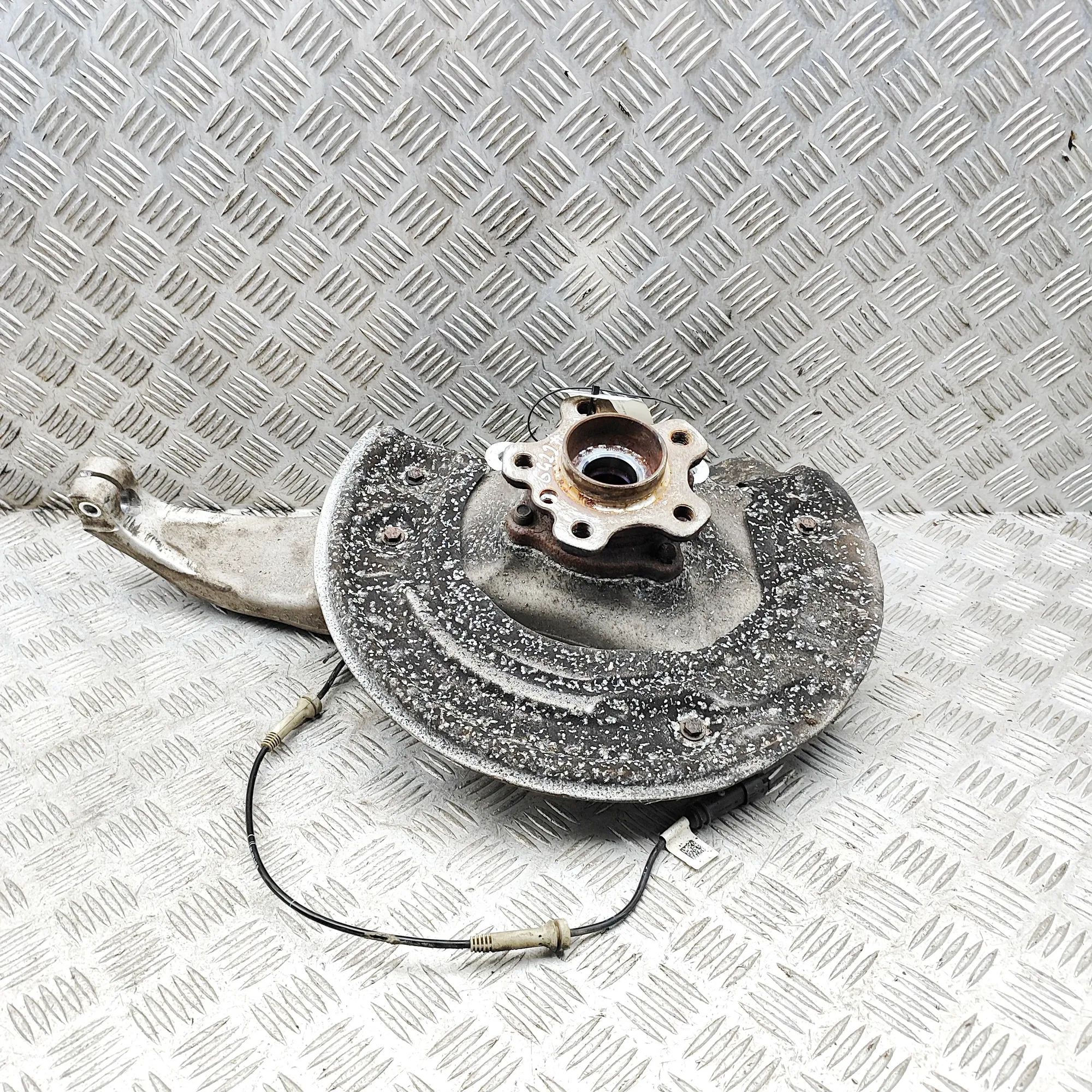 BMW 5 (G30 / G31) Front Left Wheel Hub Front Left Wheel Hub — BMW 5 SERIES (G30, G31) ...