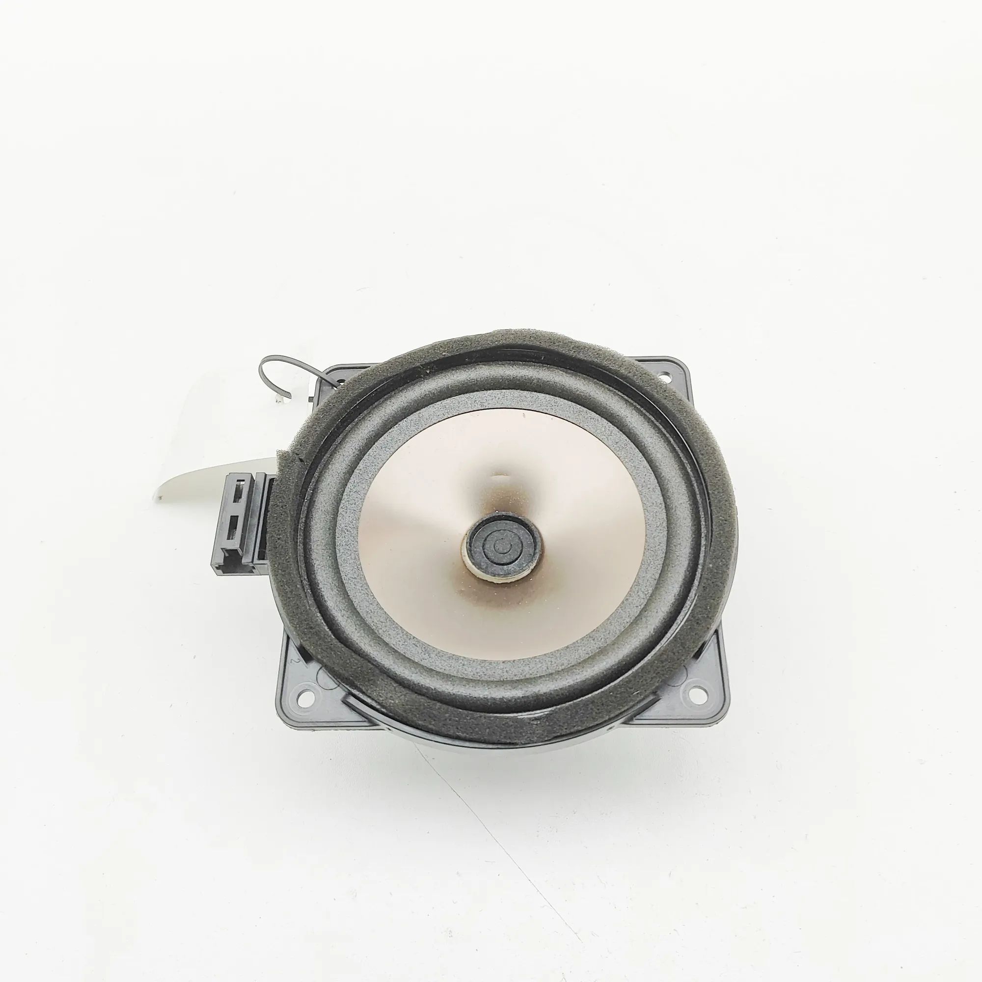 Hyundai Santa Fe Front Right Door Speaker Front Right Door Speaker — HYUNDAI SANTA FE (DM...