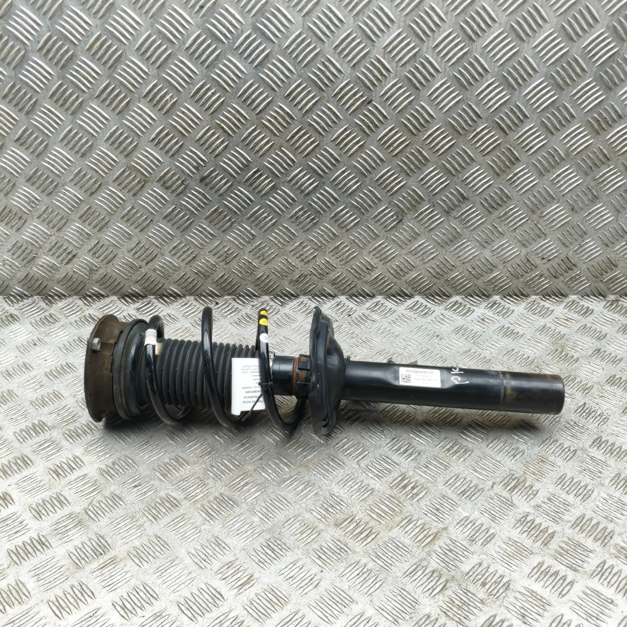 Audi A3 (8Y)  Shock absorber — front left Shock absorber — front left — AUDI A3 (Limousin...
