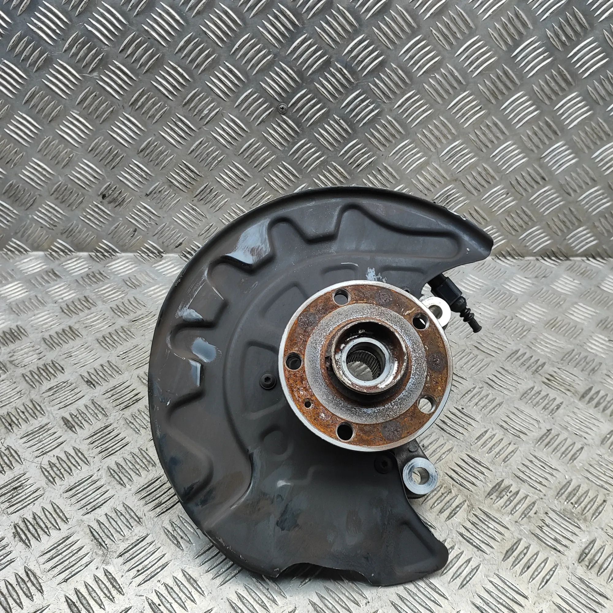 Audi A3 (8Y)  Front Right Wheel Hub Front Right Wheel Hub — AUDI A3 (Limousine 8YS)...