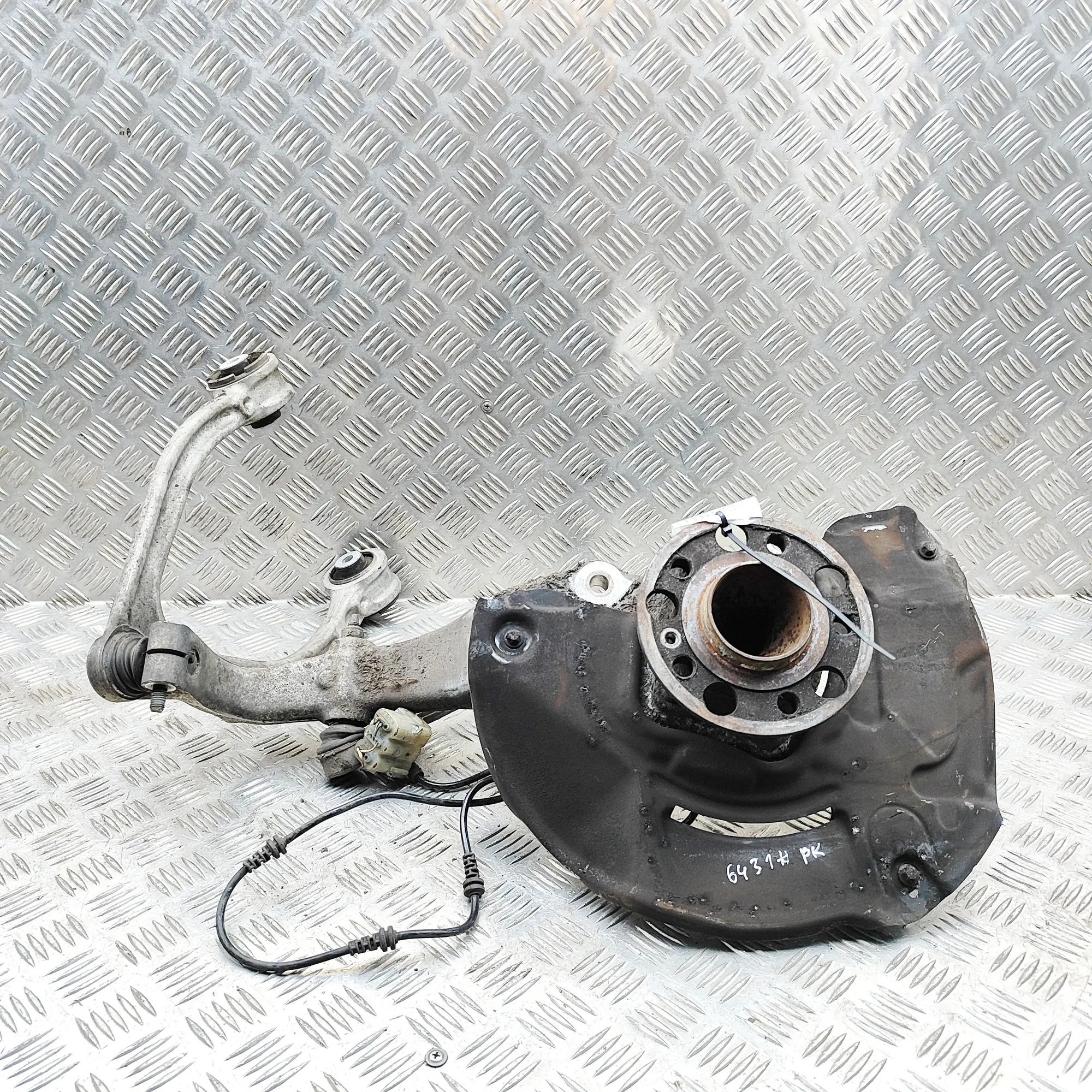 Mercedes-Benz A (W176) Front Left Wheel Hub Front Left Wheel Hub — MERCEDES BENZ S-CLASS (W...