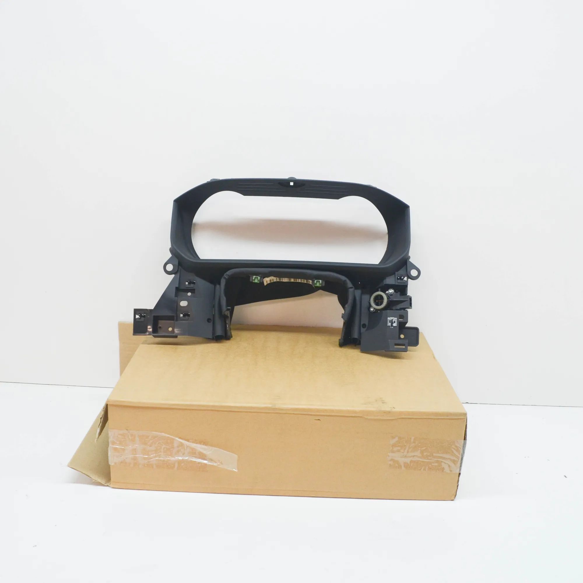 Land Rover Range Rover Sport (L494) Instrument Cluster Trim Instrument Cluster Trim — LAND ROVER RANGE ROVE...