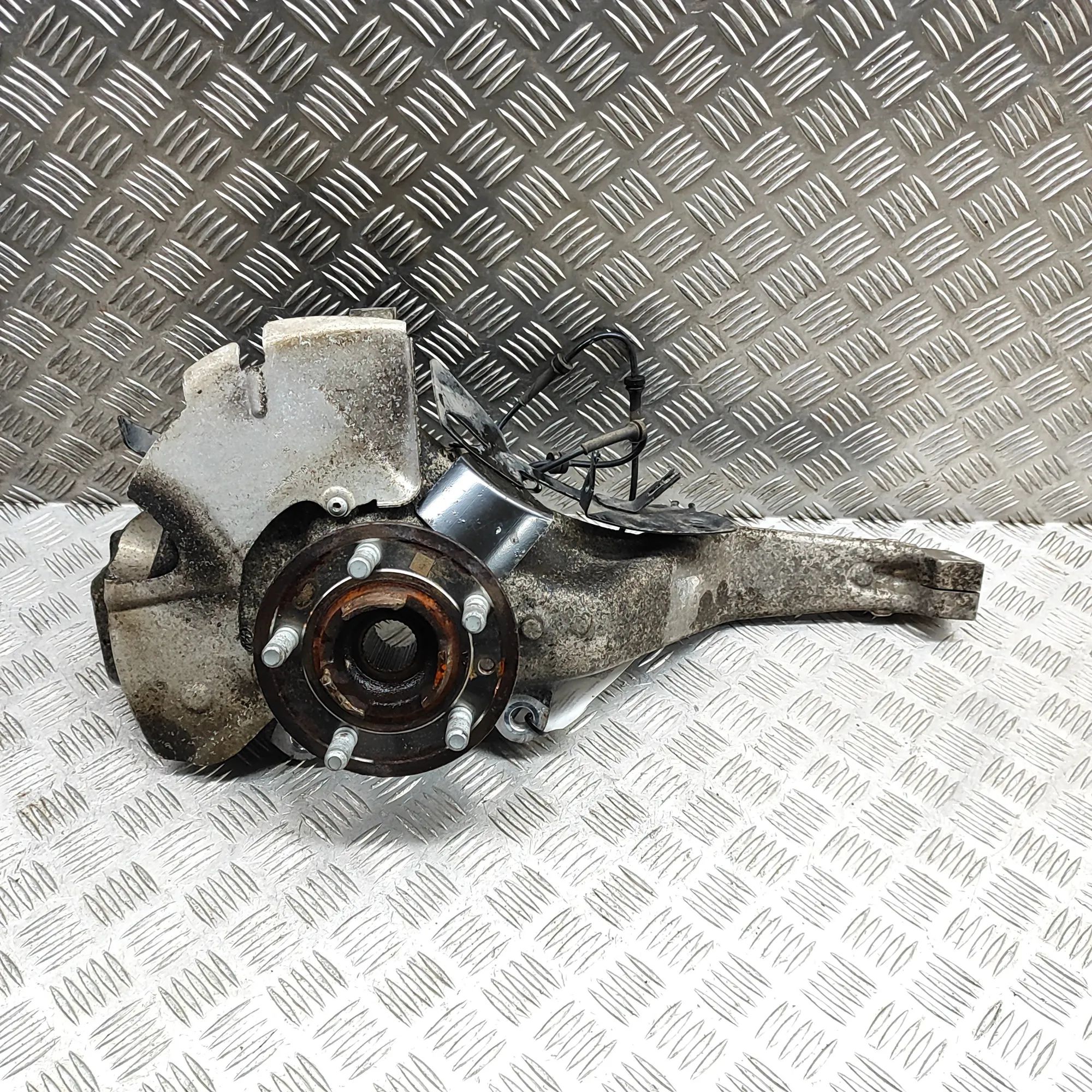 Land Rover Range Rover Sport (L494) Front Left Wheel Hub Front Left Wheel Hub — LAND ROVER RANGE ROVER S...