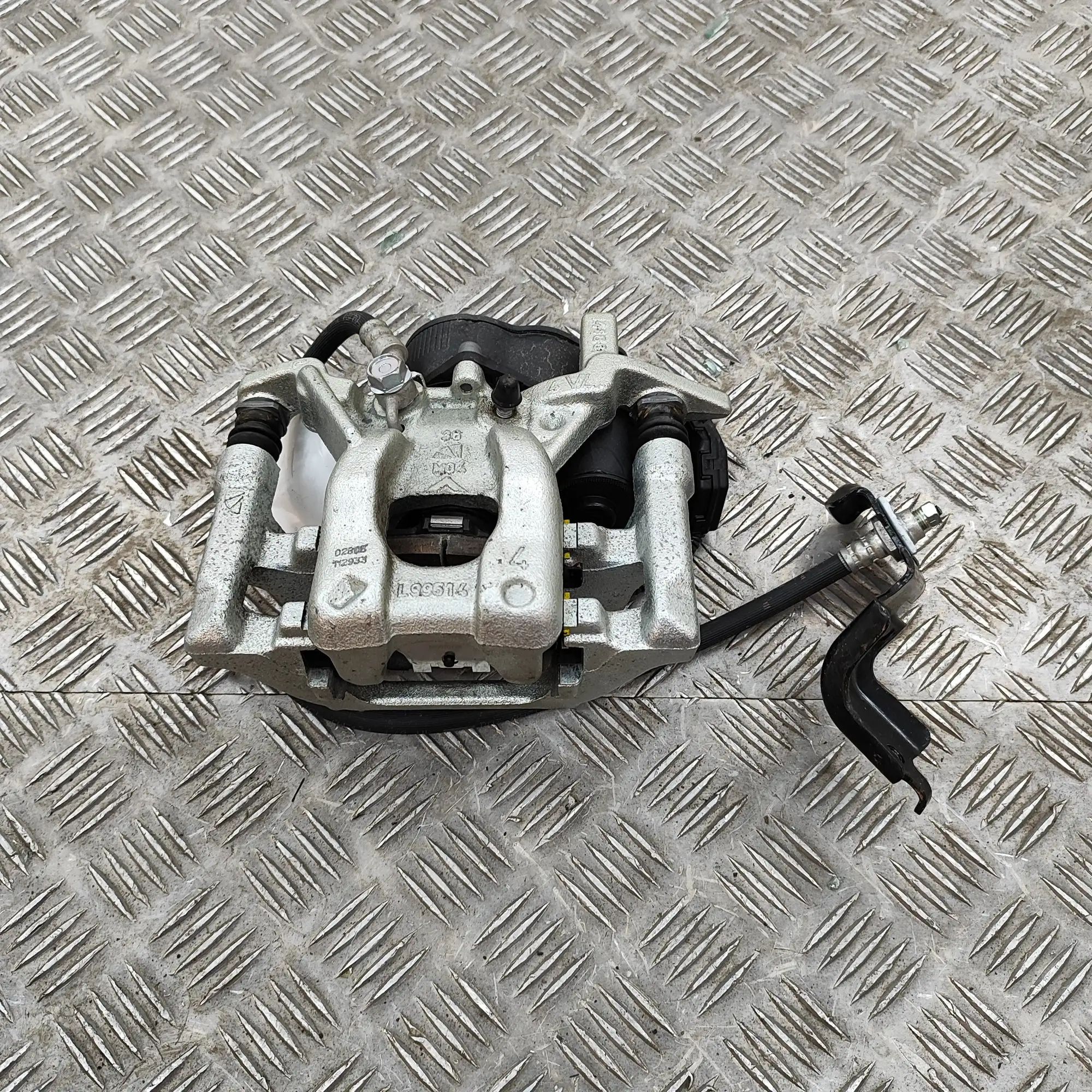 Toyota Yaris Brake caliper — rear left Brake caliper — rear left — TOYOTA YARIS (CROSS...