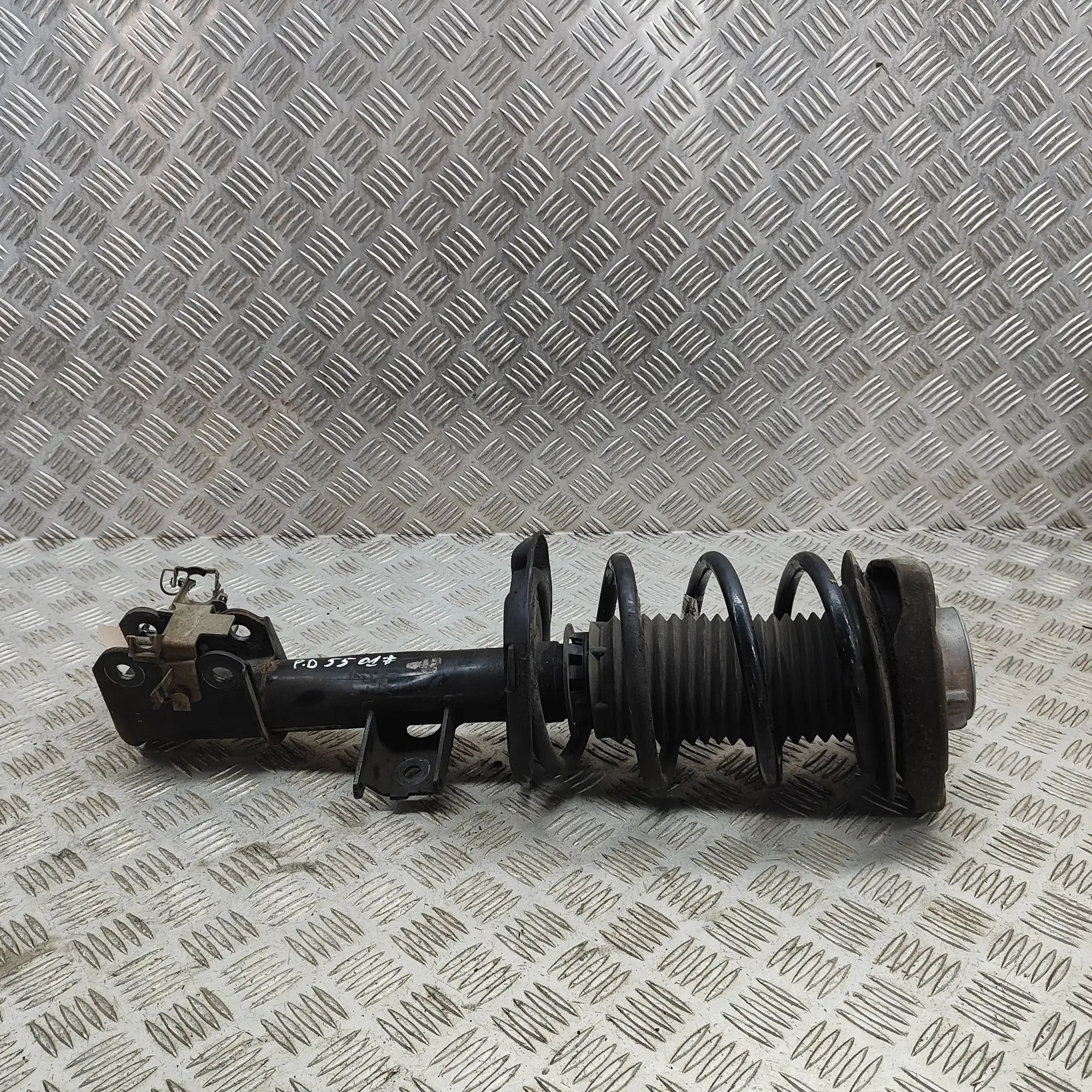 Infiniti Q30 Shock absorber — front right
