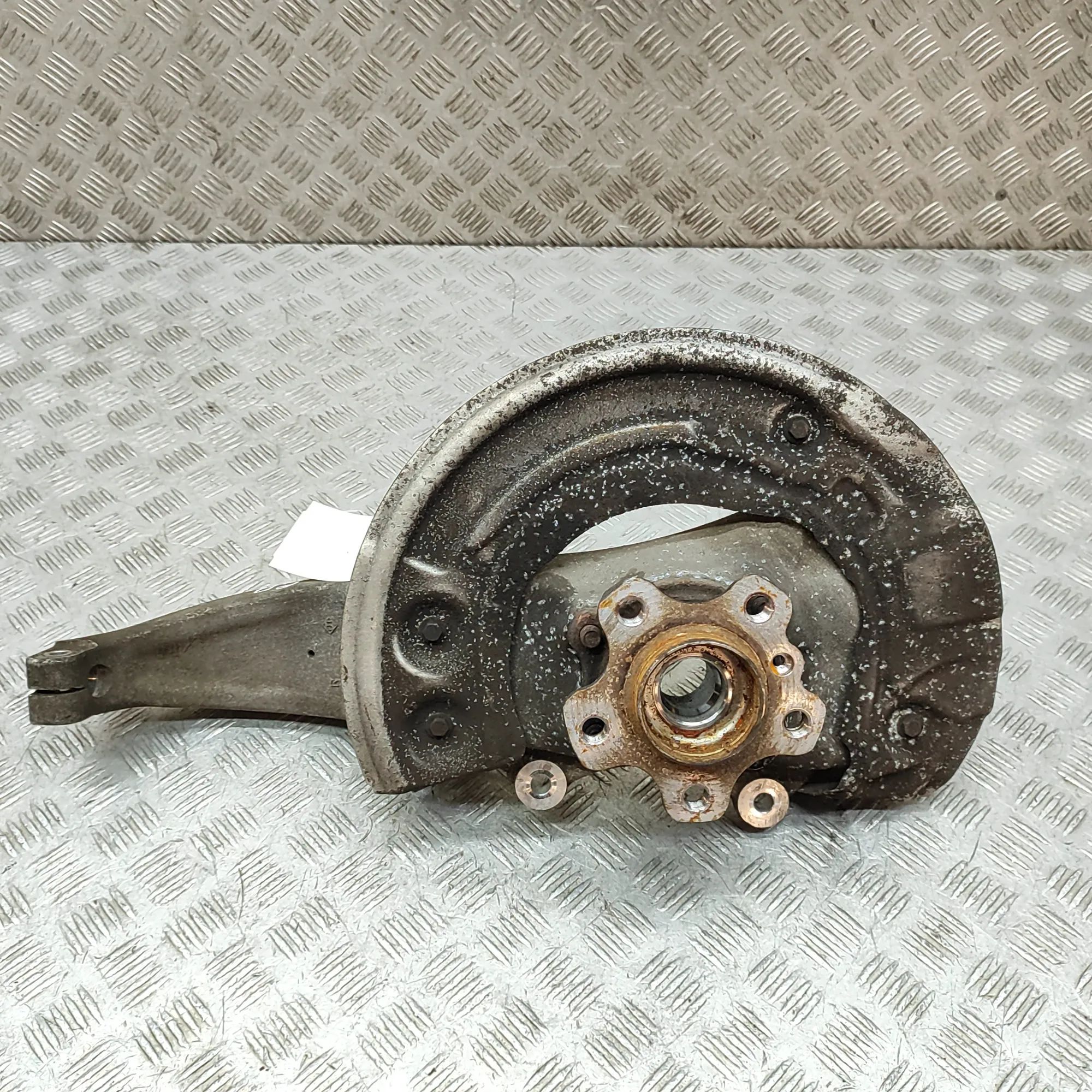 BMW 5 (F10 / F11) Front Right Wheel Hub Front Right Wheel Hub — BMW 5 SERIES (G30, G31)...