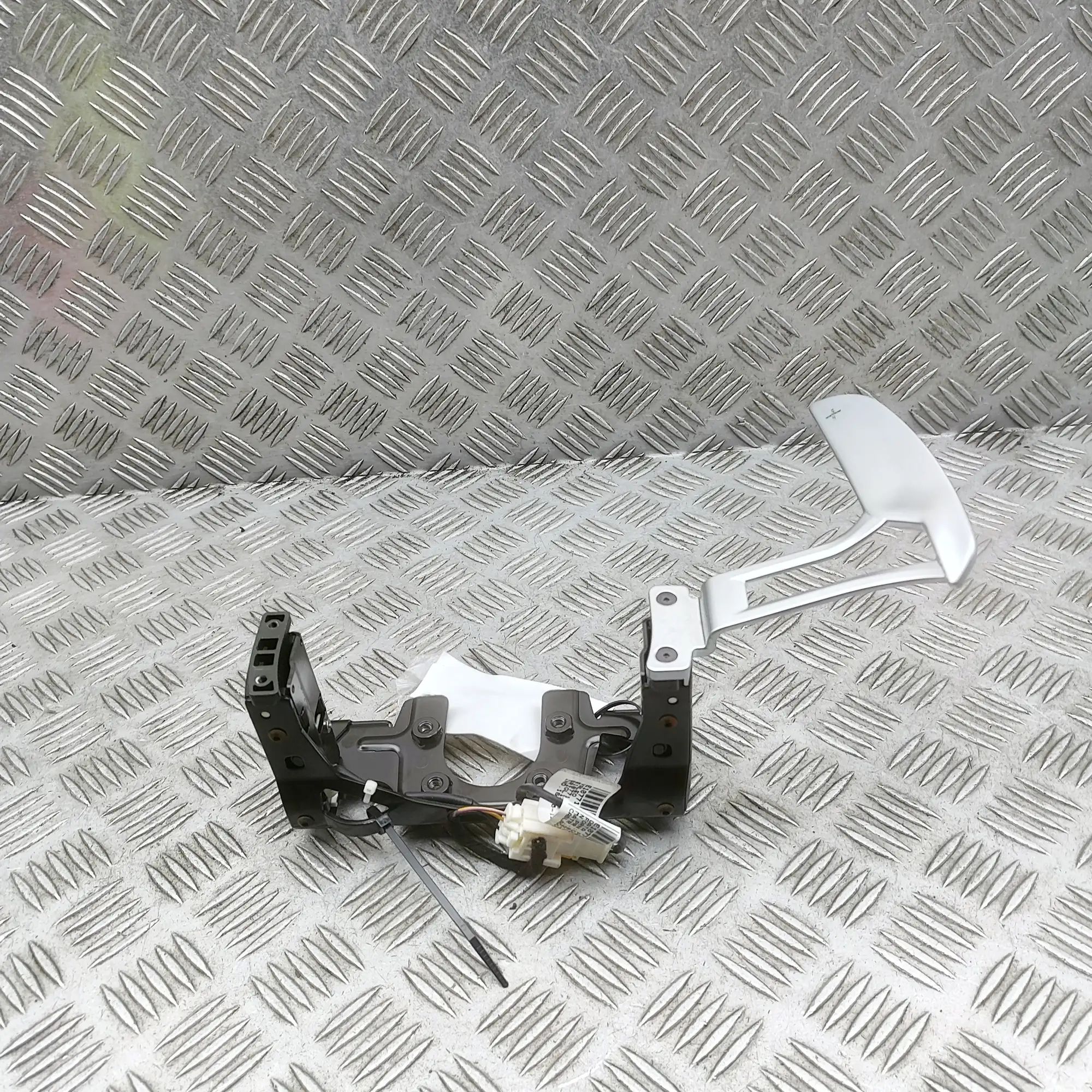 Maserati Ghibli Steering Wheel Gear Shifter Paddle Steering Wheel Gear Shifter Paddle — MASERATI G...