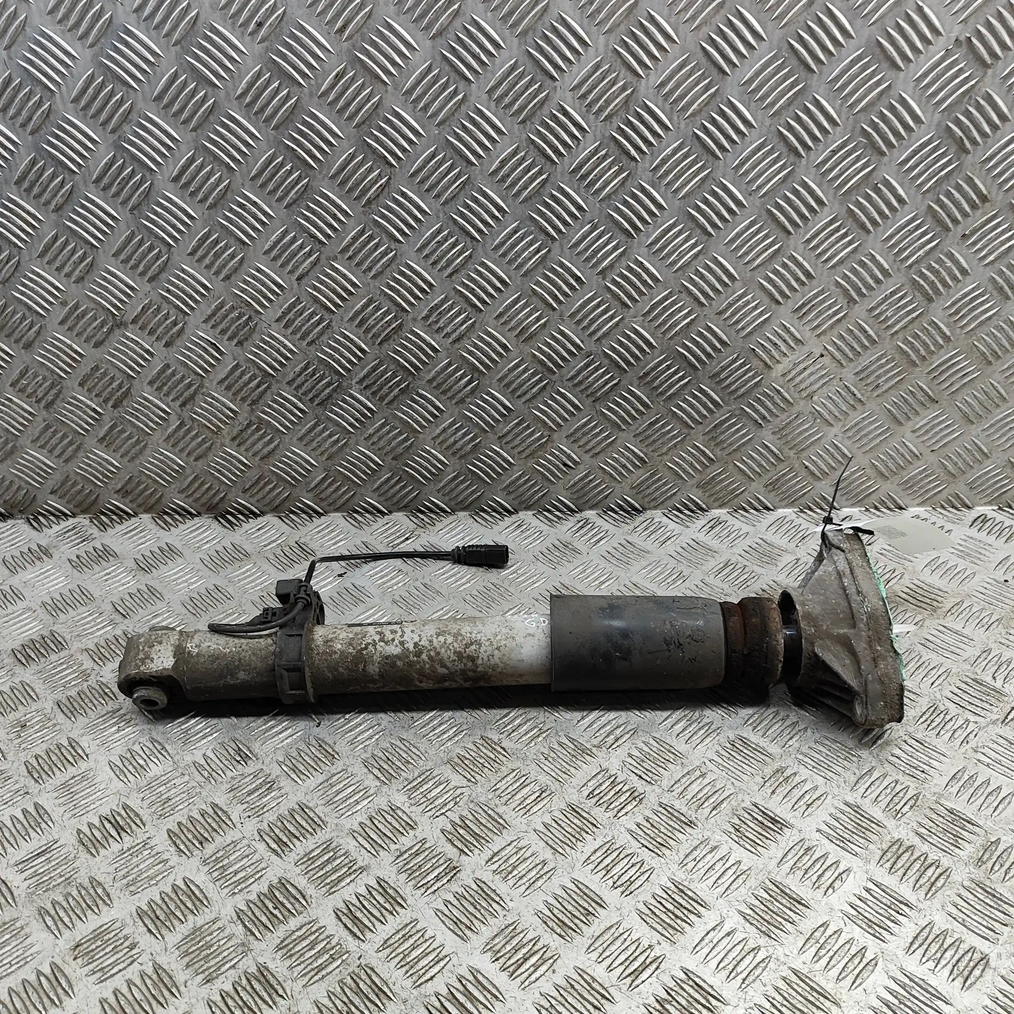 BMW 4 (F32 / F33 / F36) Shock absorber — rear right Shock absorber — rear right — BMW 4 SERIES (F32...