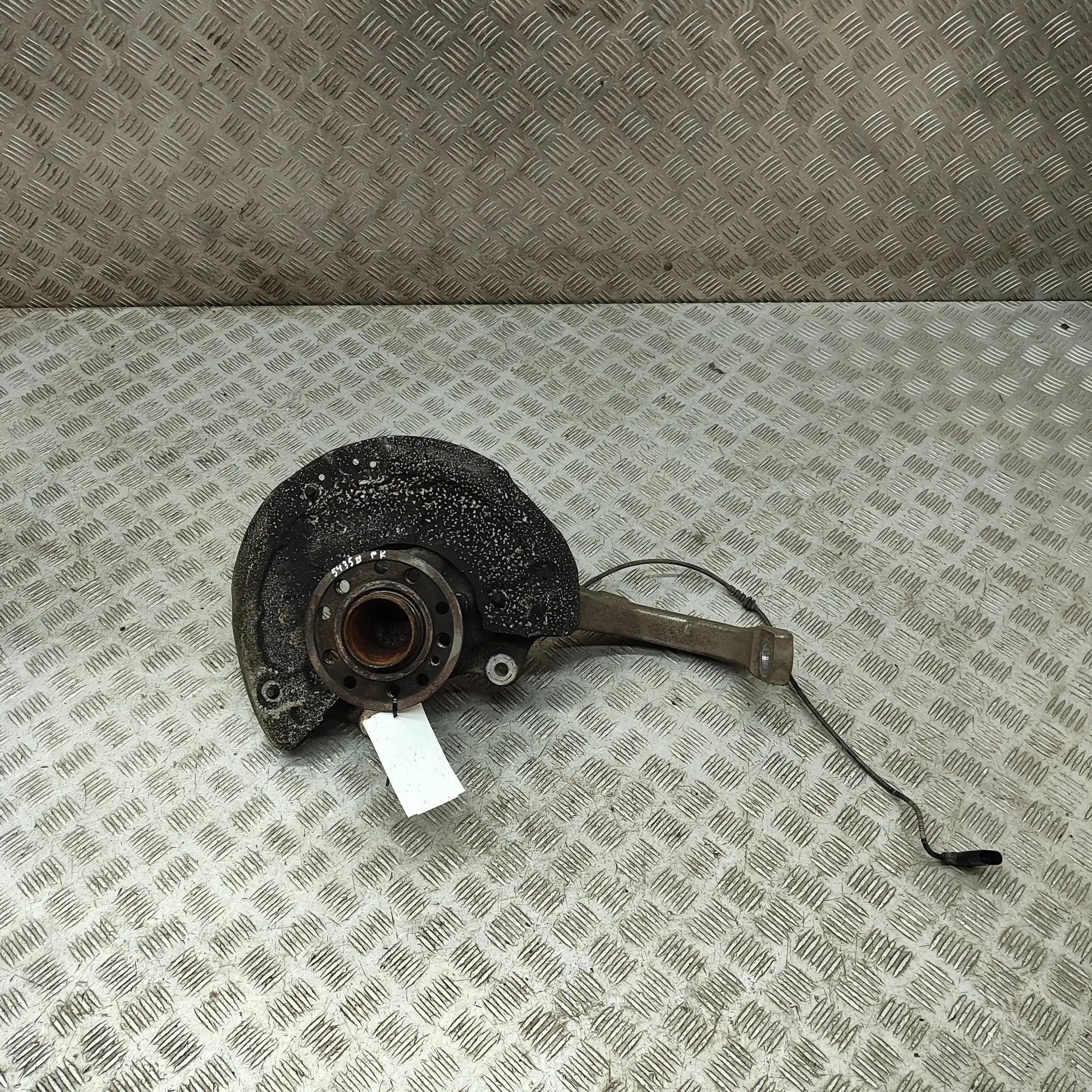 Mercedes-Benz A (W176) Front Left Wheel Hub Front Left Wheel Hub — MERCEDES BENZ E-CLASS (W...