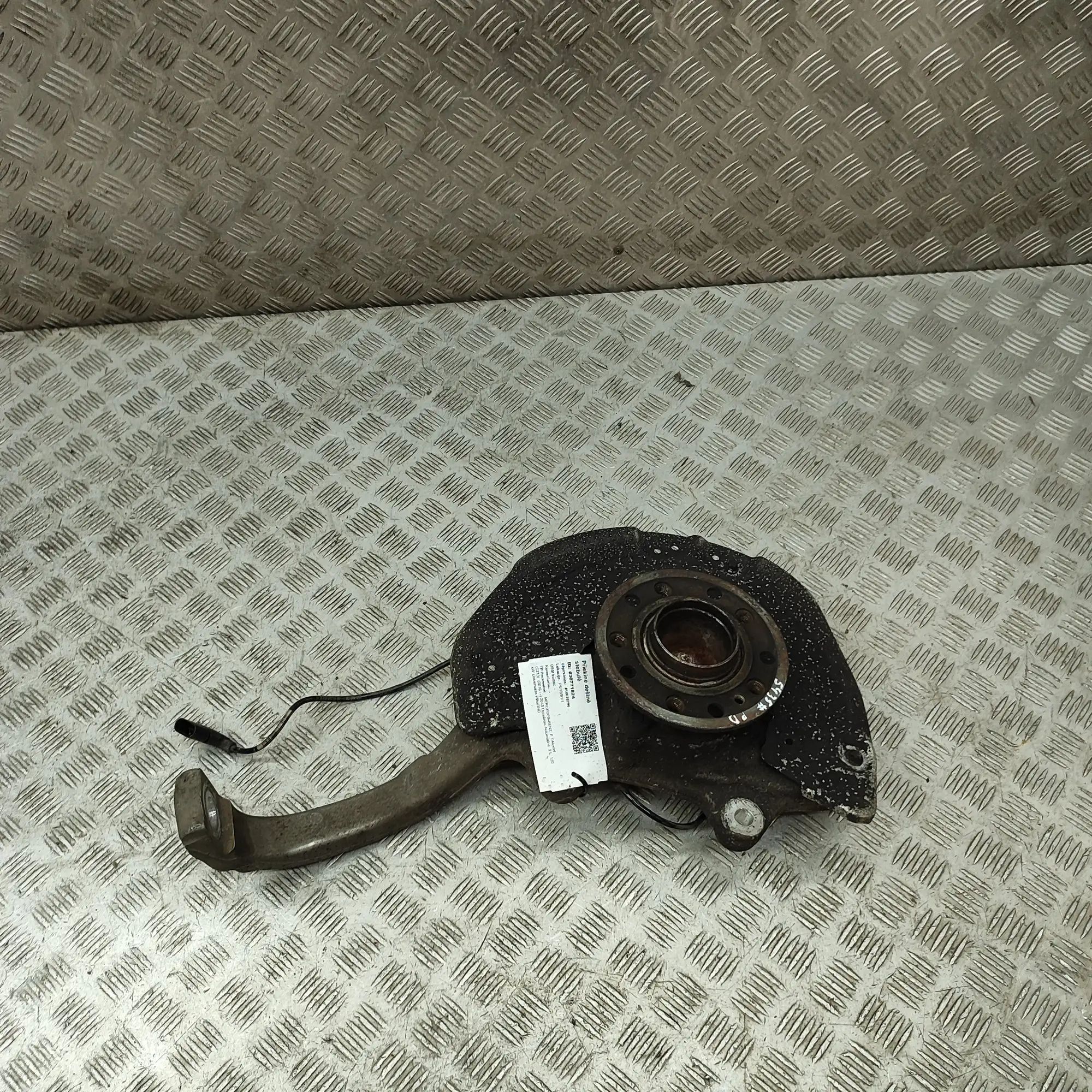 Mercedes-Benz A (W176) Front Right Wheel Hub Front Right Wheel Hub — MERCEDES BENZ E-CLASS (...