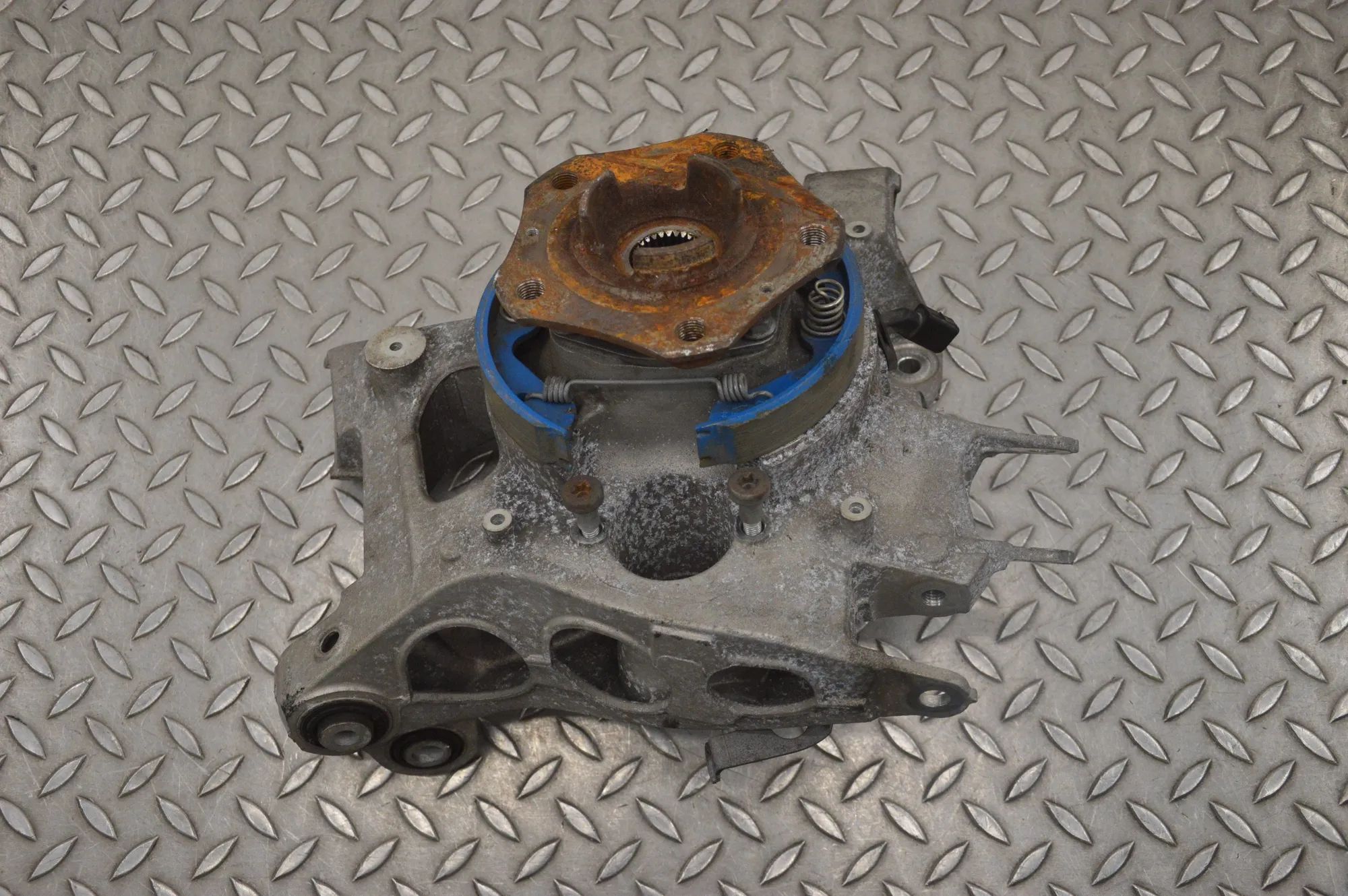 Porsche 911 (991) Rear Left Wheel Hub Spindle Rear Left Wheel Hub Spindle — PORSCHE 911 (991)...