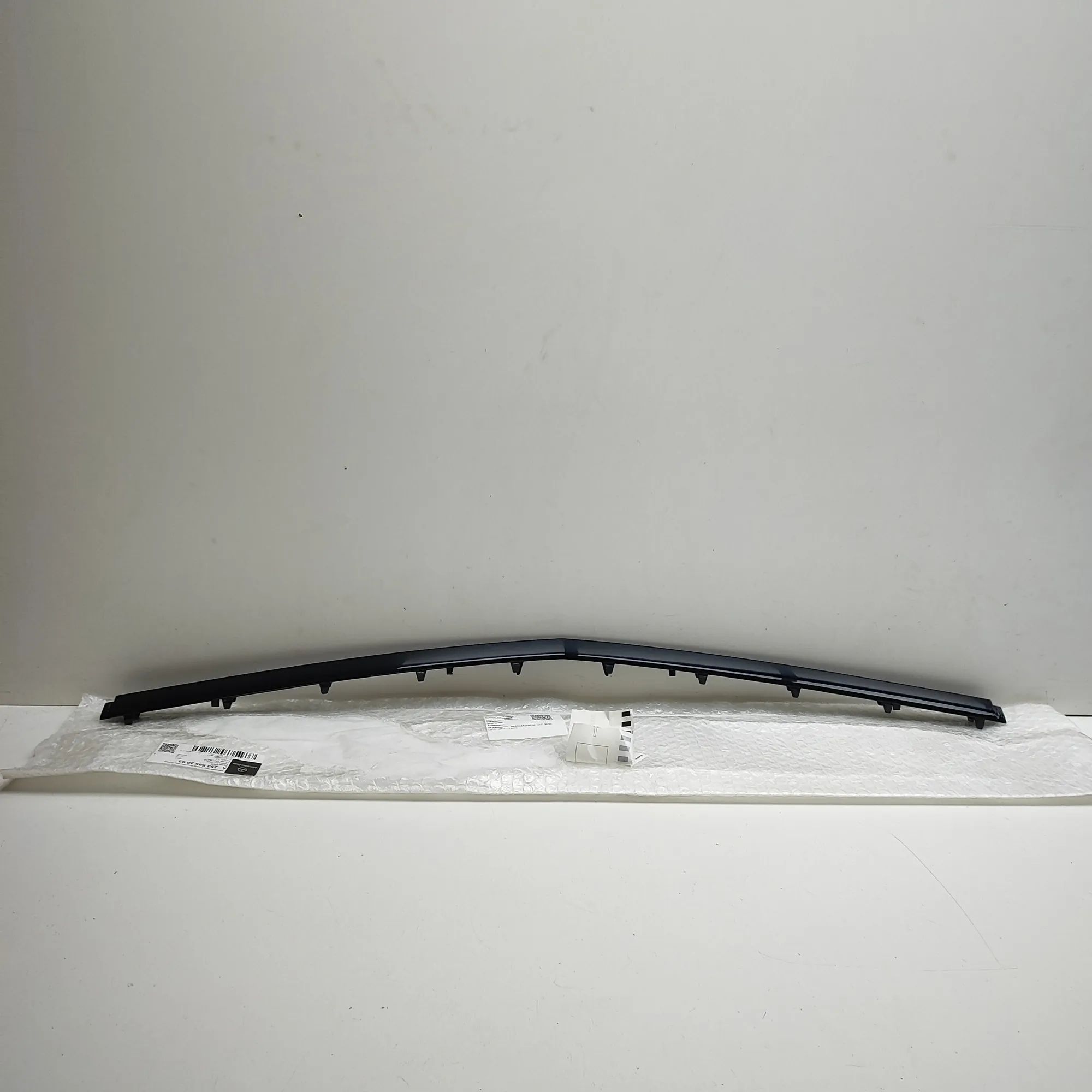Mercedes-Benz GLC (X253) Front Bumper Center Moulding Front Bumper Center Moulding — MERCEDES BENZ GL...