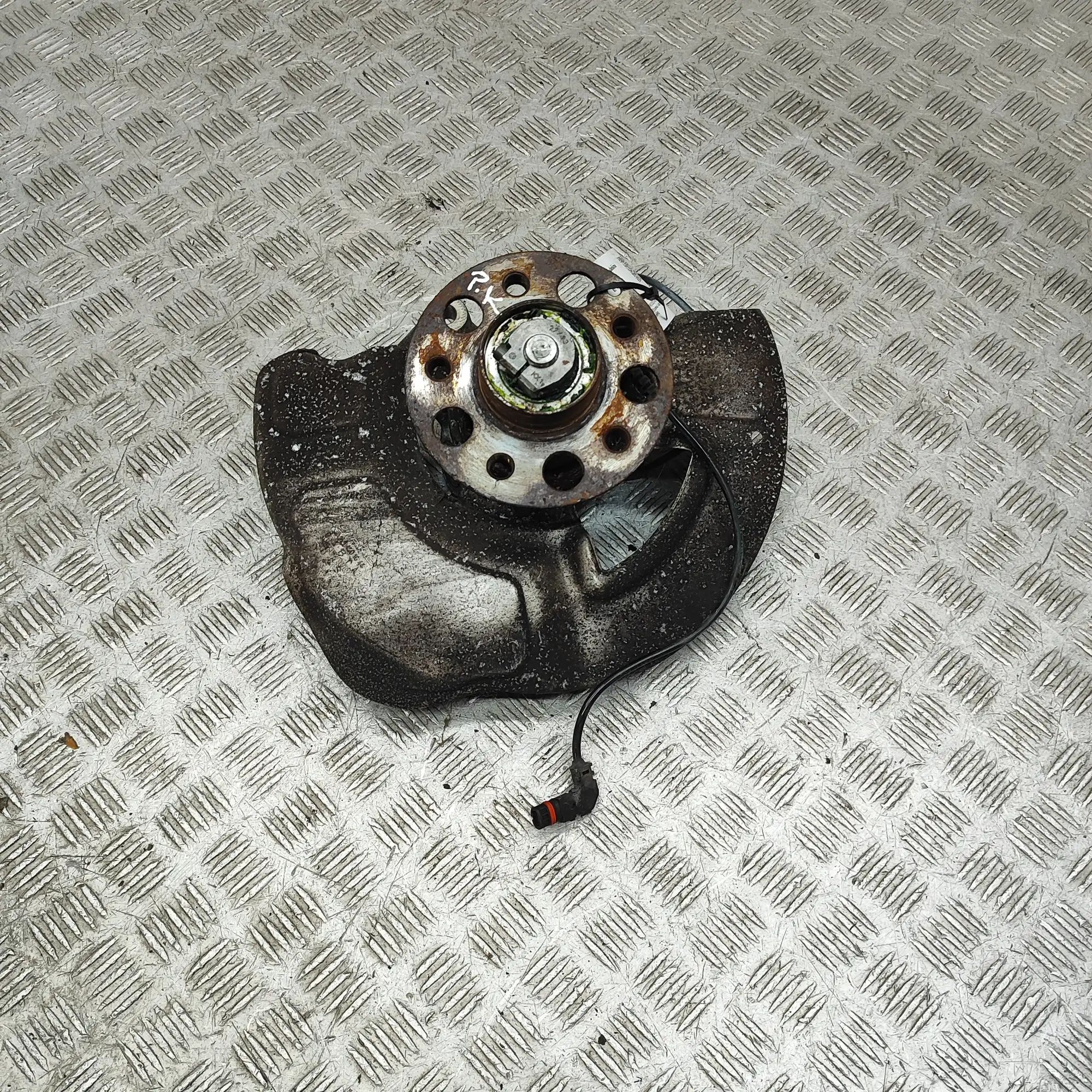 Mercedes-Benz CLS (C218) Front Right Wheel Hub Front Right Wheel Hub — MERCEDES BENZ CLS (C218...