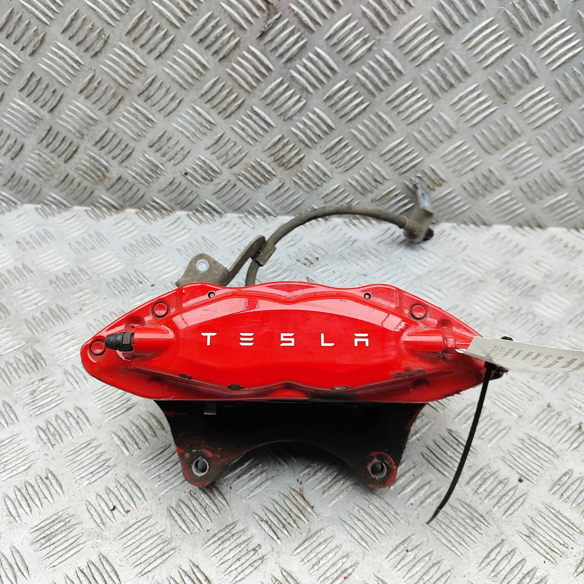 Tesla Model S Front Left Brake Caliper Front left brake caliper — TESLA MODEL S (5YJS)...
