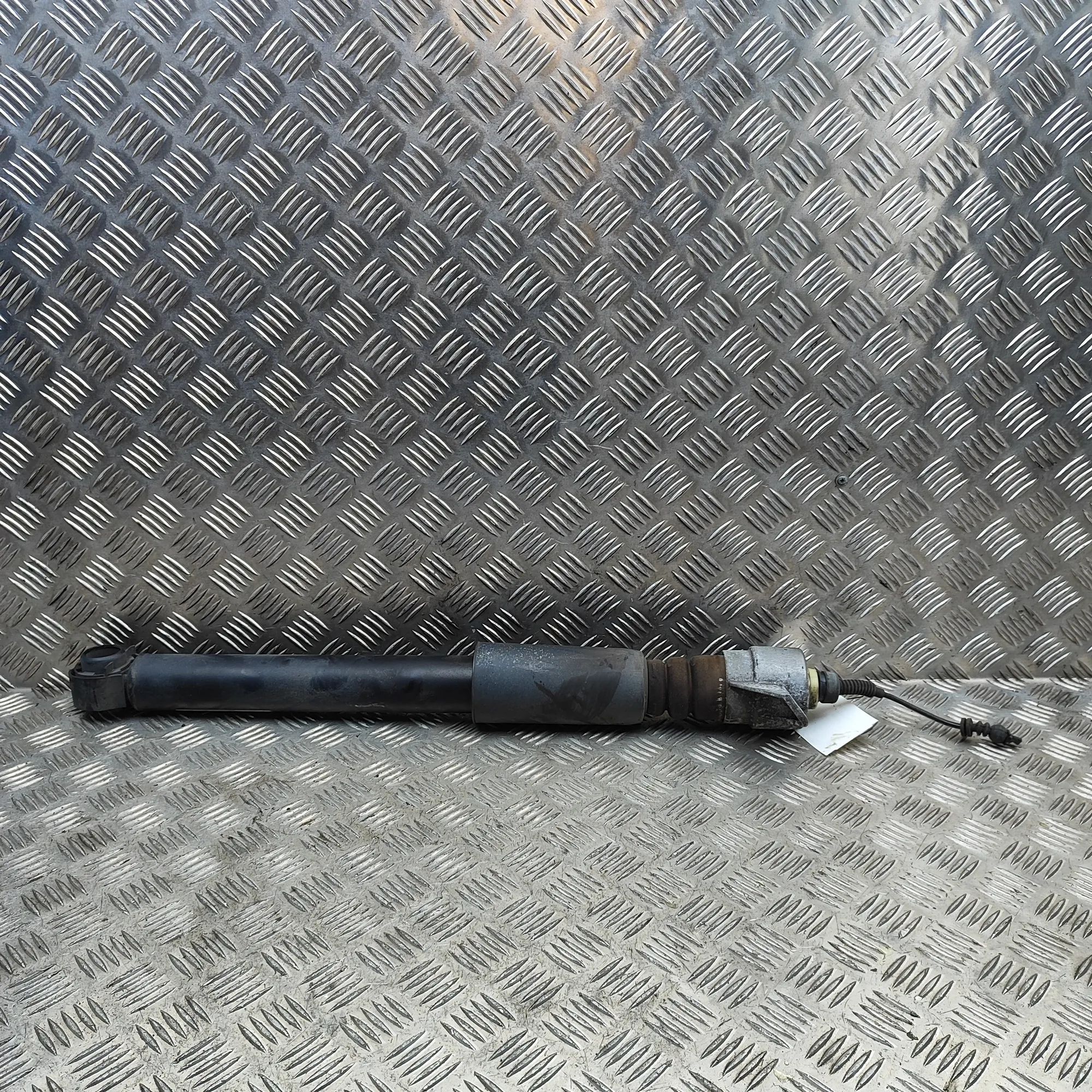 Porsche Macan Shock absorber — rear right Shock absorber — rear right — PORSCHE MACAN (95...