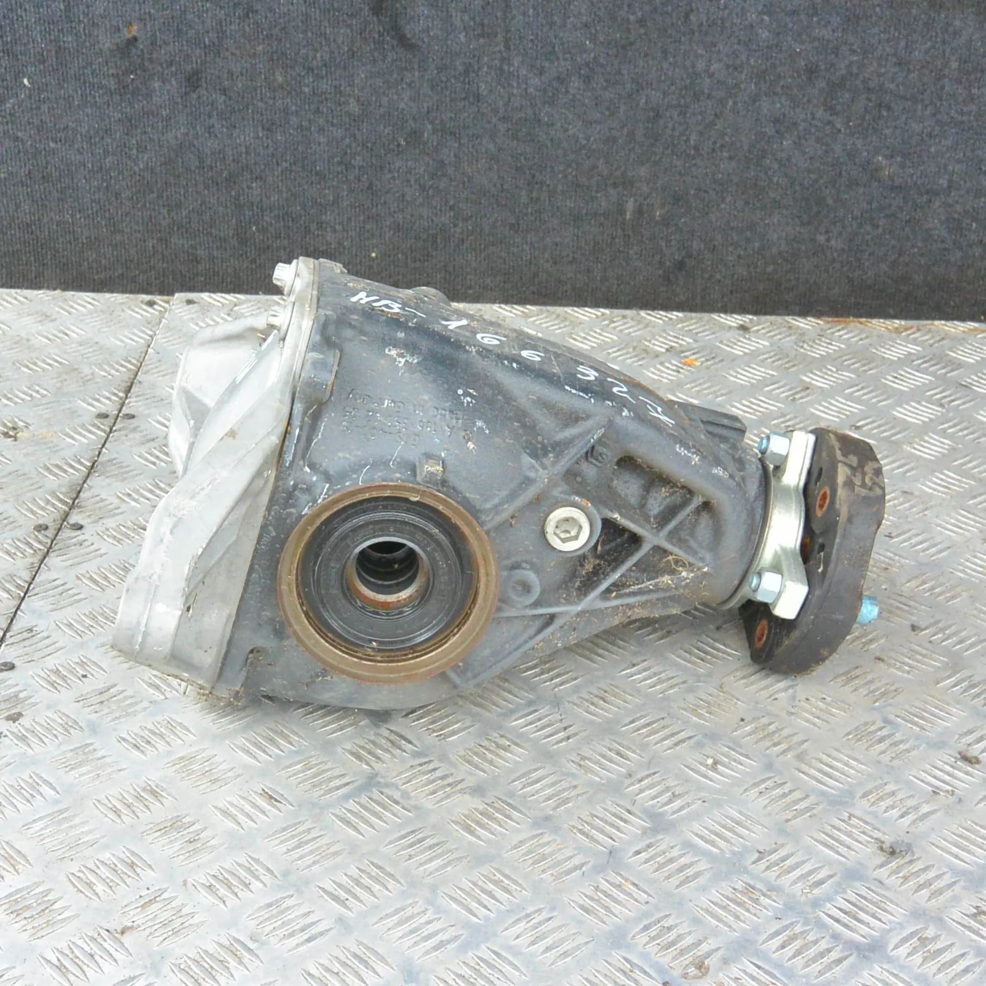 Mercedes-Benz A (W176) задний редуктор Rear differential — MERCEDES BENZ ML-CLASS (W16...