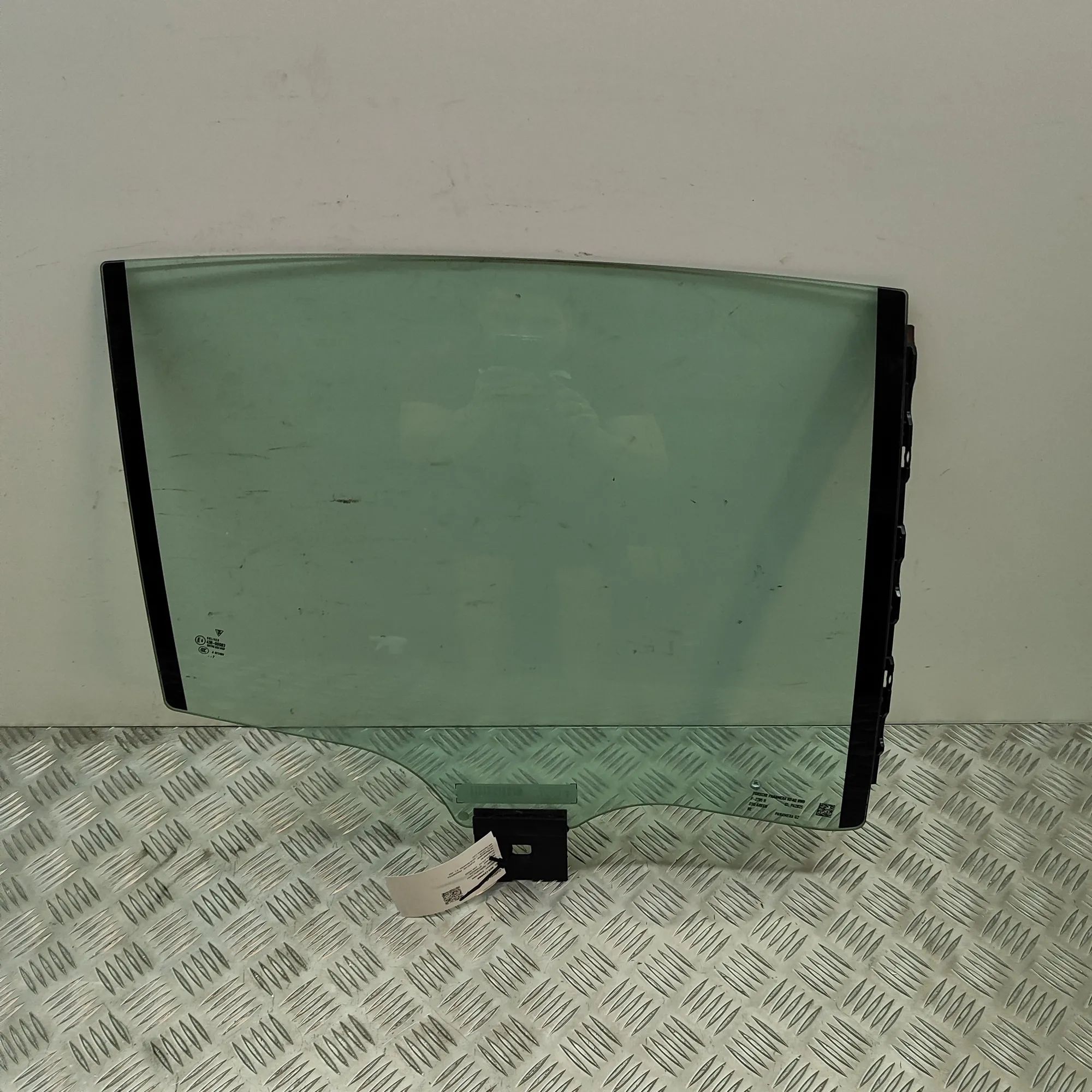 Porsche Panamera Right rear door window
