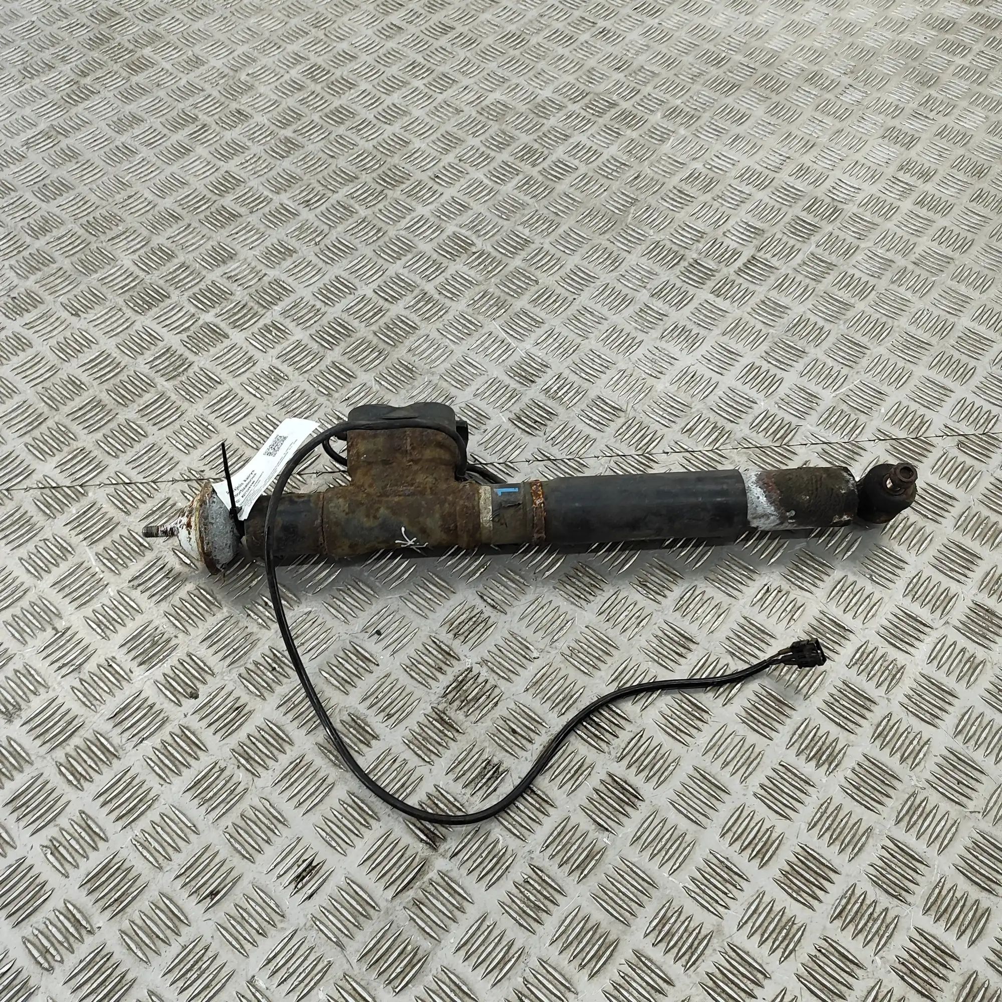 Mercedes-Benz 200 - 500 / E (W124) Shock absorber — front left Shock absorber — front left — MERCEDES BENZ S-C...