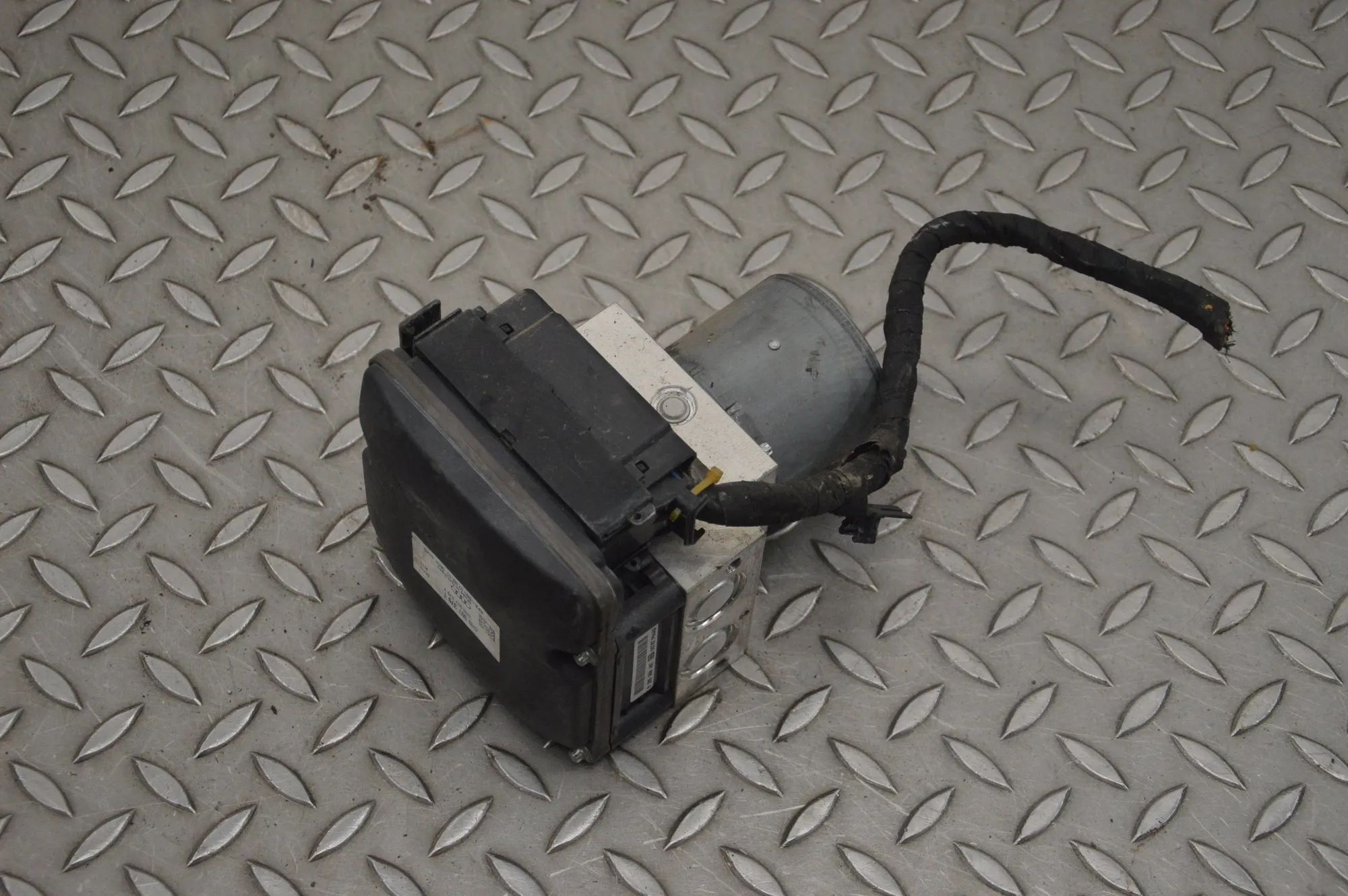 Audi A8 (D4) ABS hydraulic pump