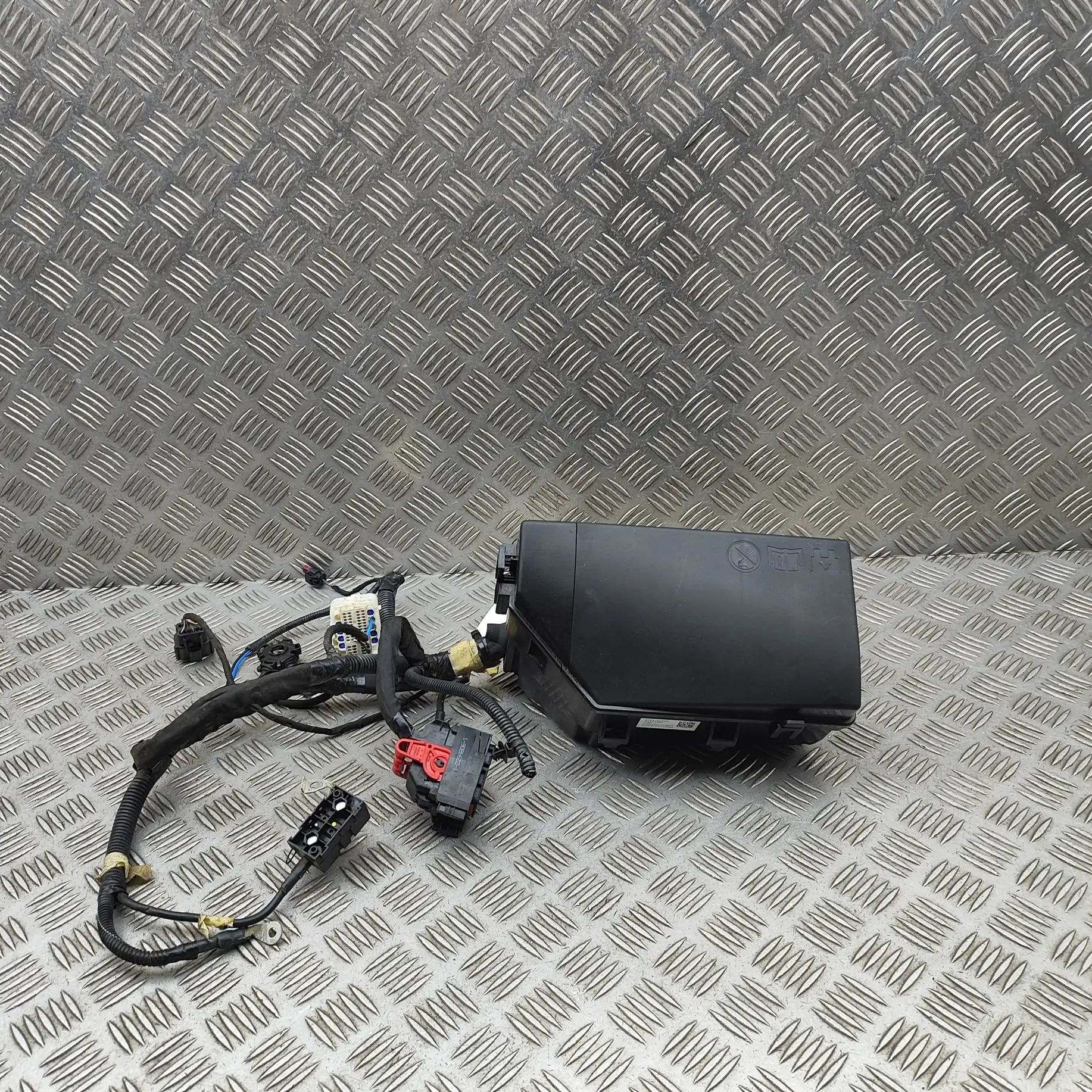 Volvo XC40 / EX40 Fuse box Fuse box — VOLVO XC40 (2018-2024) — 31473880,88...