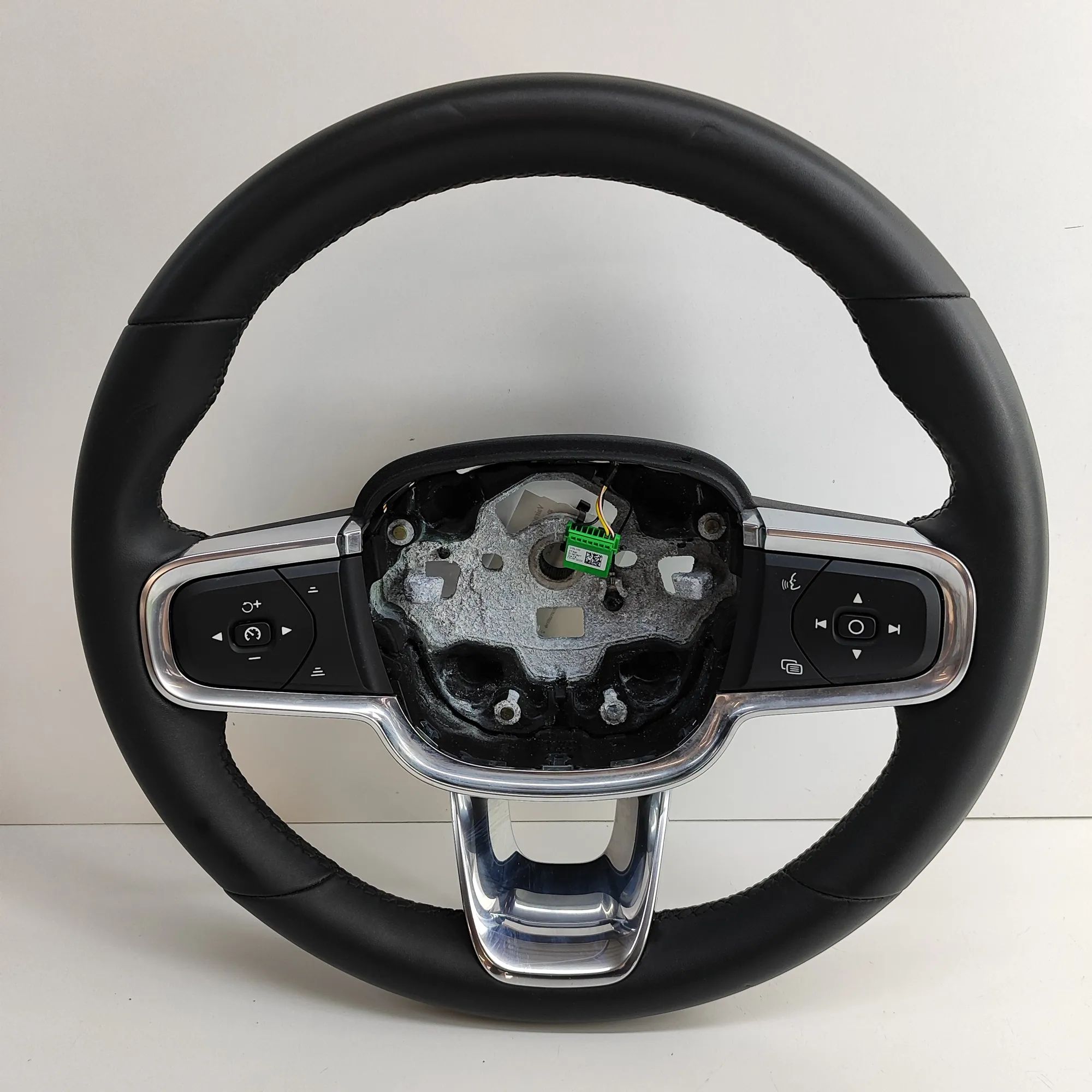 Volvo XC40 / EX40 steering wheel Steering Wheel — VOLVO XC40 (2018-2024) — P3236...