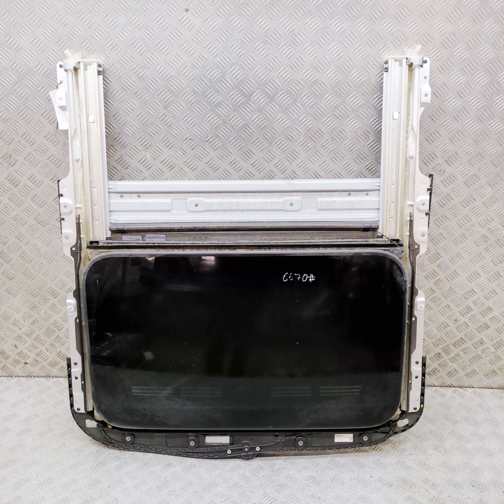 Mercedes-Benz EQC (N293) Kattoluukku Sunroof — MERCEDES BENZ EQC (2020-...) — A20578...